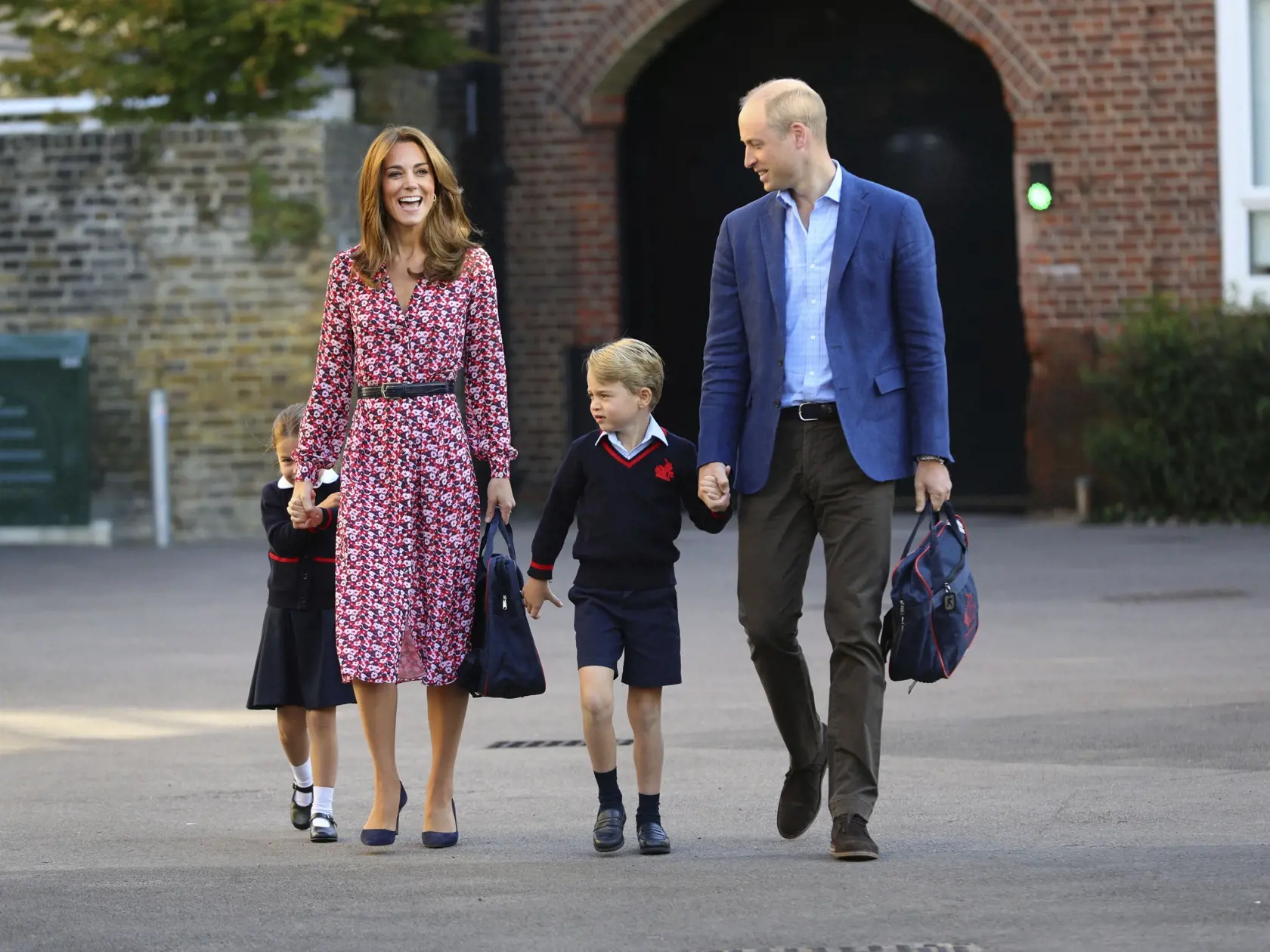 Šťastná a krásna rodinka: Charlotte sprevádzali do školy jej rodičia, vojvodkyňa Kate s princom Williamom, a jej starší brat George.