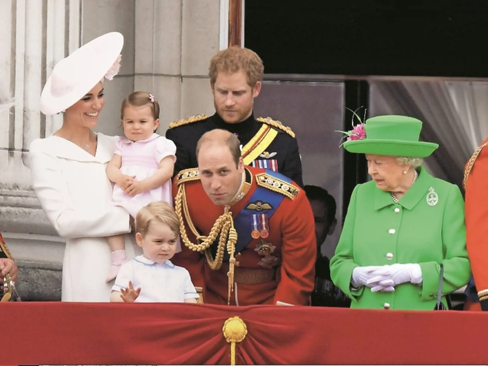 Princ Harry, vzadu v strede, so starou mamou kráľovnou Alžbetou, ktorá oslavuje 90. narodeniny, s bratom Williamom, jeho maželkou Catherine a ich deťmi princeznou Charlotte a princom Georgeom.