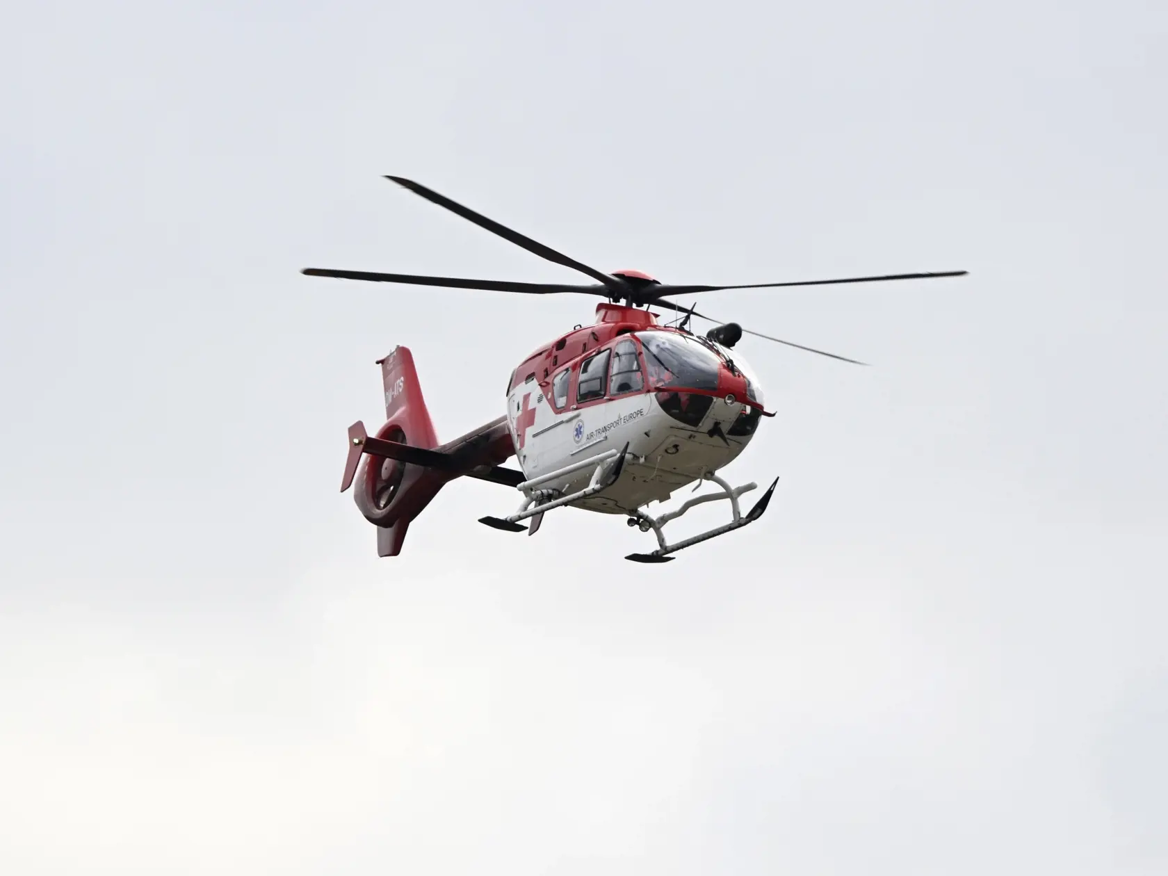 Pri obci Trenčianske Stankovce v okrese Trenčín havarovalo v stredu 22. februára 2023 motorové lietadlo, nehodu neprežili štyria ľudia. Na snímke  zćhranársky vrtuľník. FOTO TASR - Radovan Stoklasa 