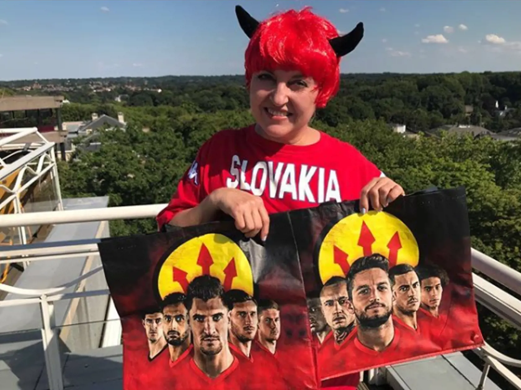 Keď ide fandiť, tak v štýle čertice s červenou parochňou.