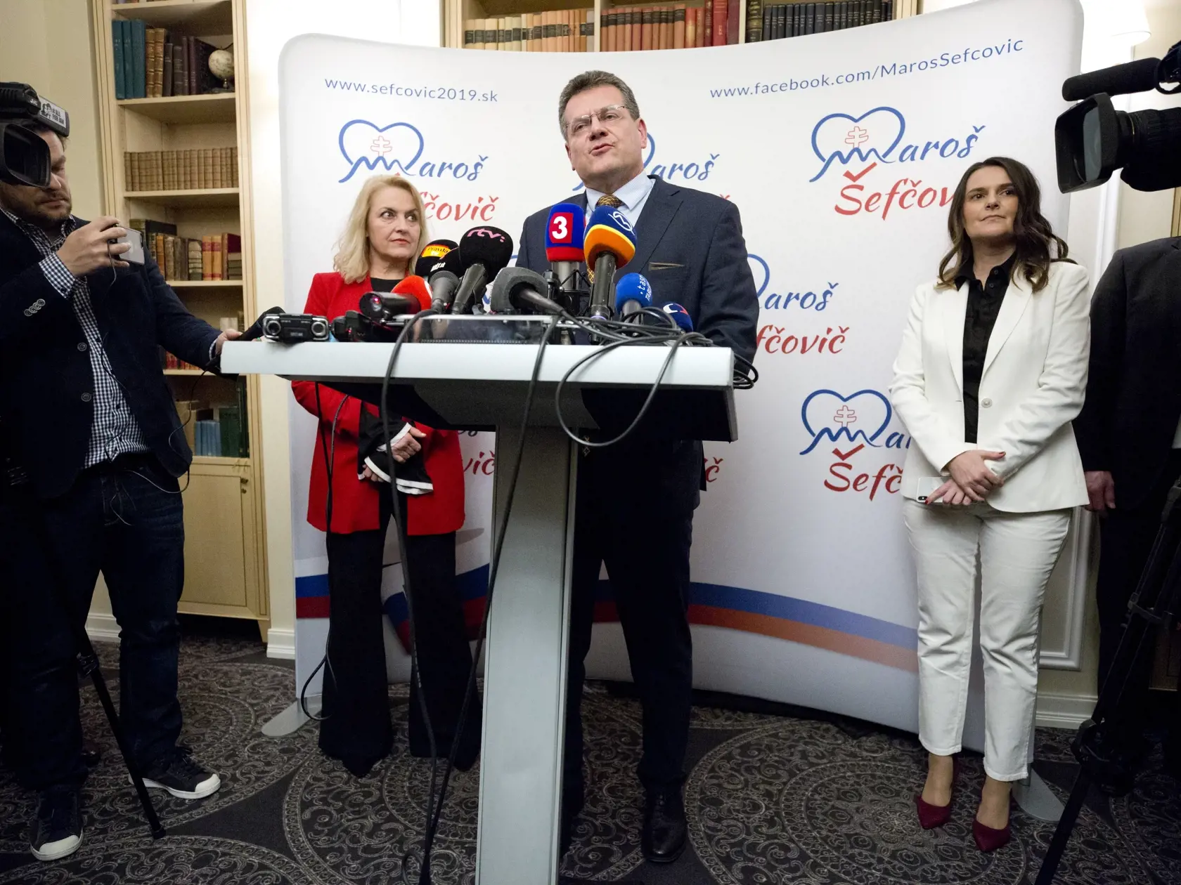 Maroš Šefčovič sa s manželkou doma určite nenudí. 