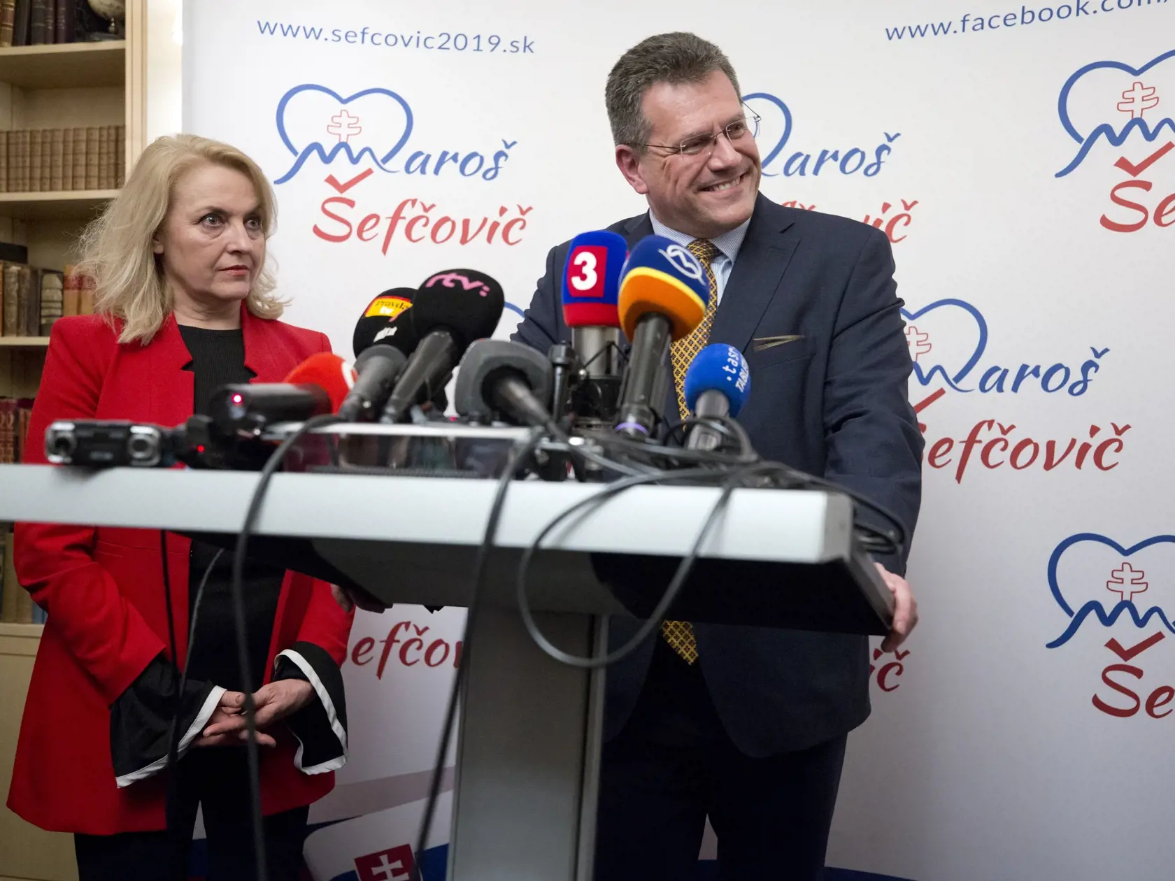 Maroš Šefčovič sa s manželkou doma určite nenudí. 