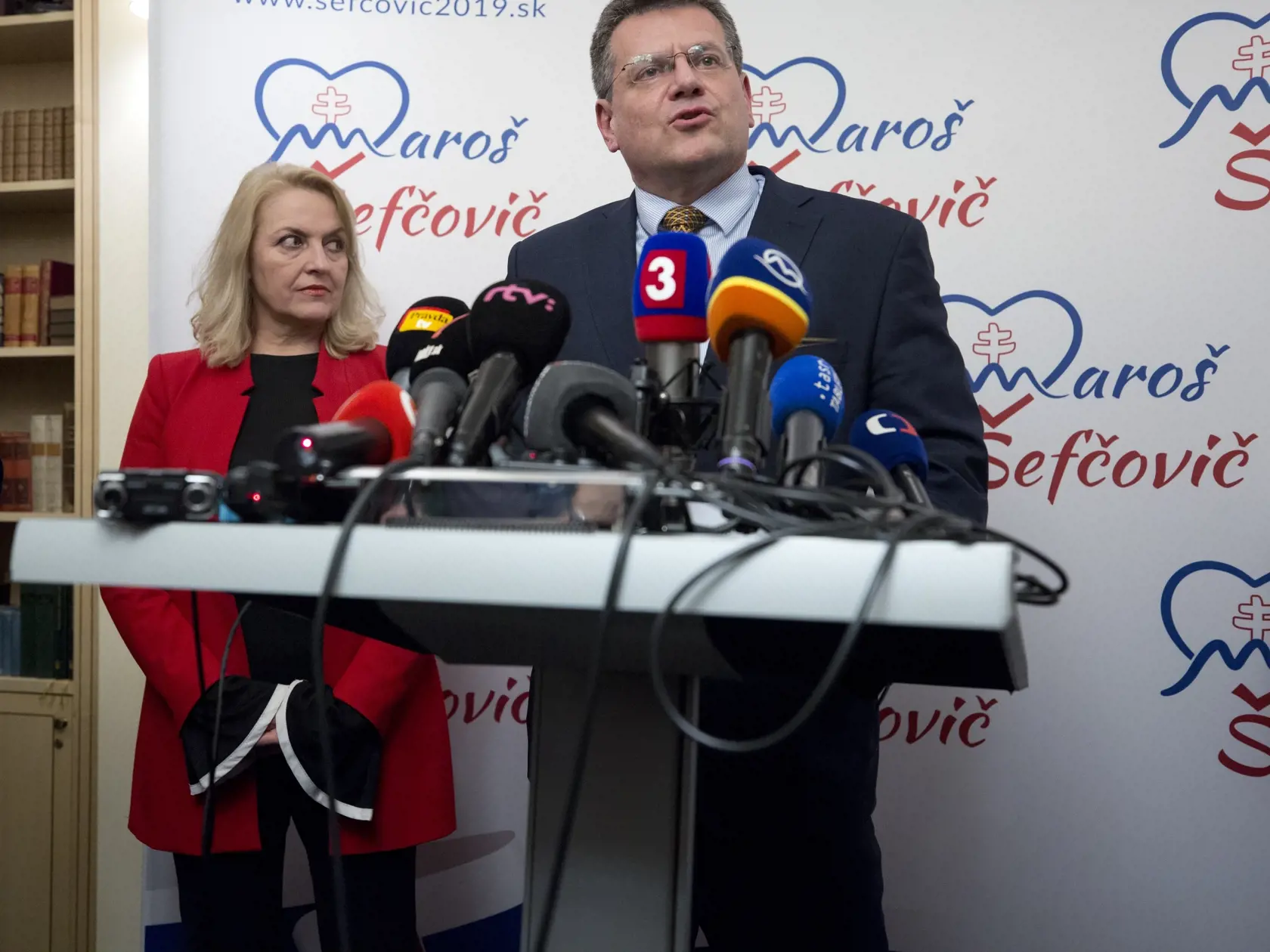 Maroš Šefčovič sa s manželkou doma určite nenudí. 