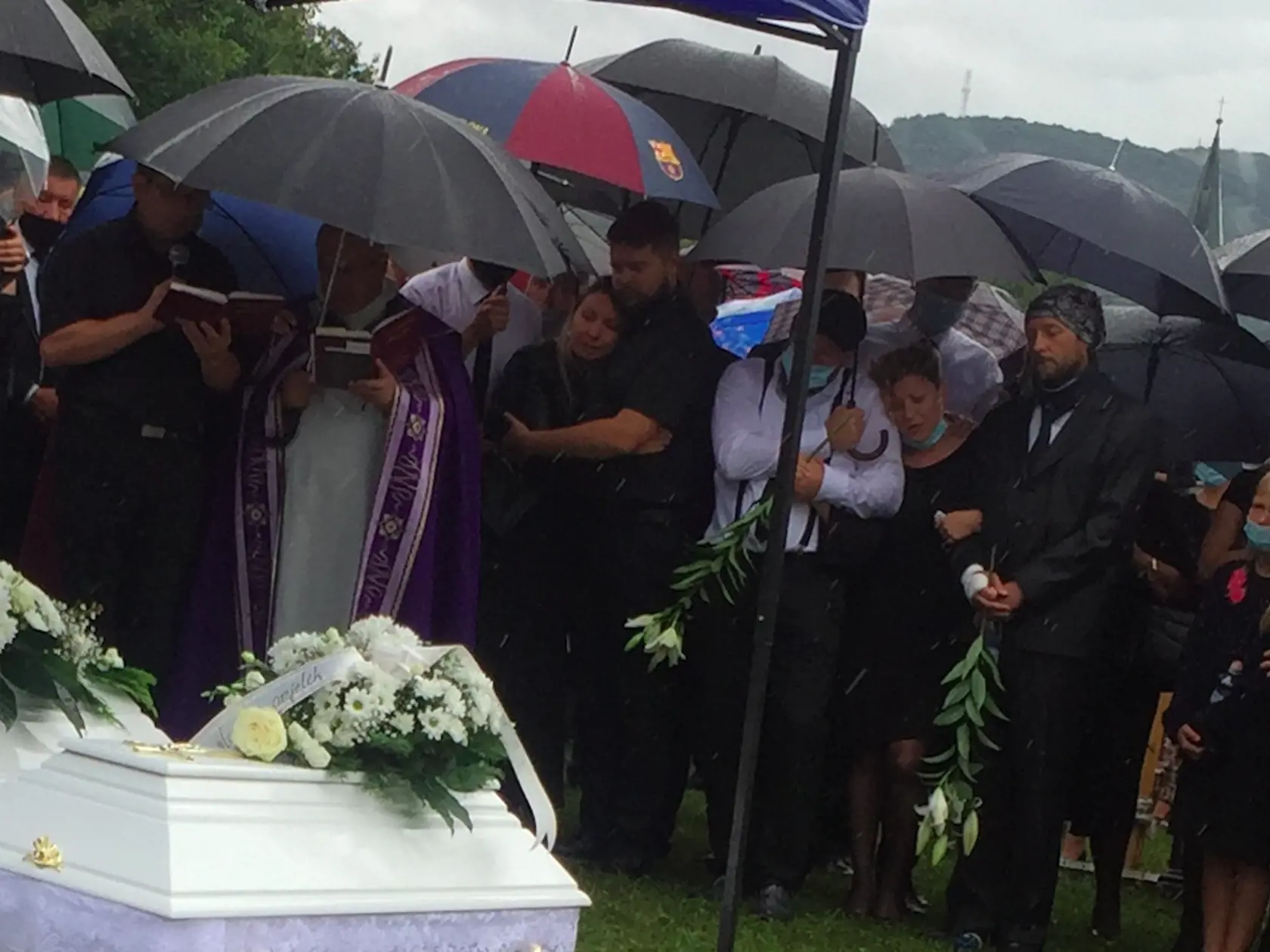 Matúš (v strede) bol svojej manželke Katke na pohrebe oporou. Musel nabrať obrovskú ľudskú silu, aby dokázal prísť na poslednú rozlúčku s obeťami nehody, pri ktorej šoféroval jednu z dodávok, ktoré sa zrazili. Po jeho ľavici nešťastná Aďka, mama nebohého Tobiáška.
