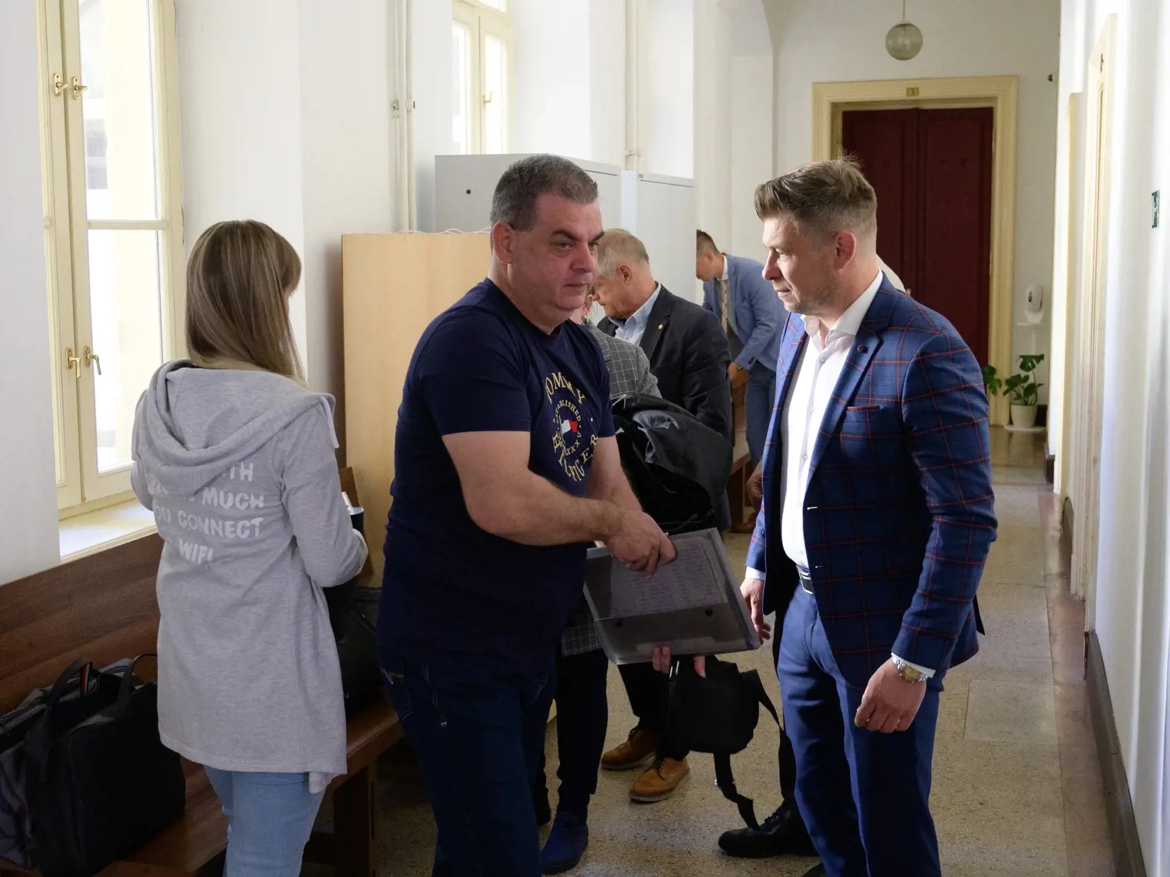 Na snímke obžalovaný majiteľ modelingovej agentúry Peter Rácz. (vpredu) prichádza do pojednávacej siene na Okresnom súde v Nitre 19. mája 2022.