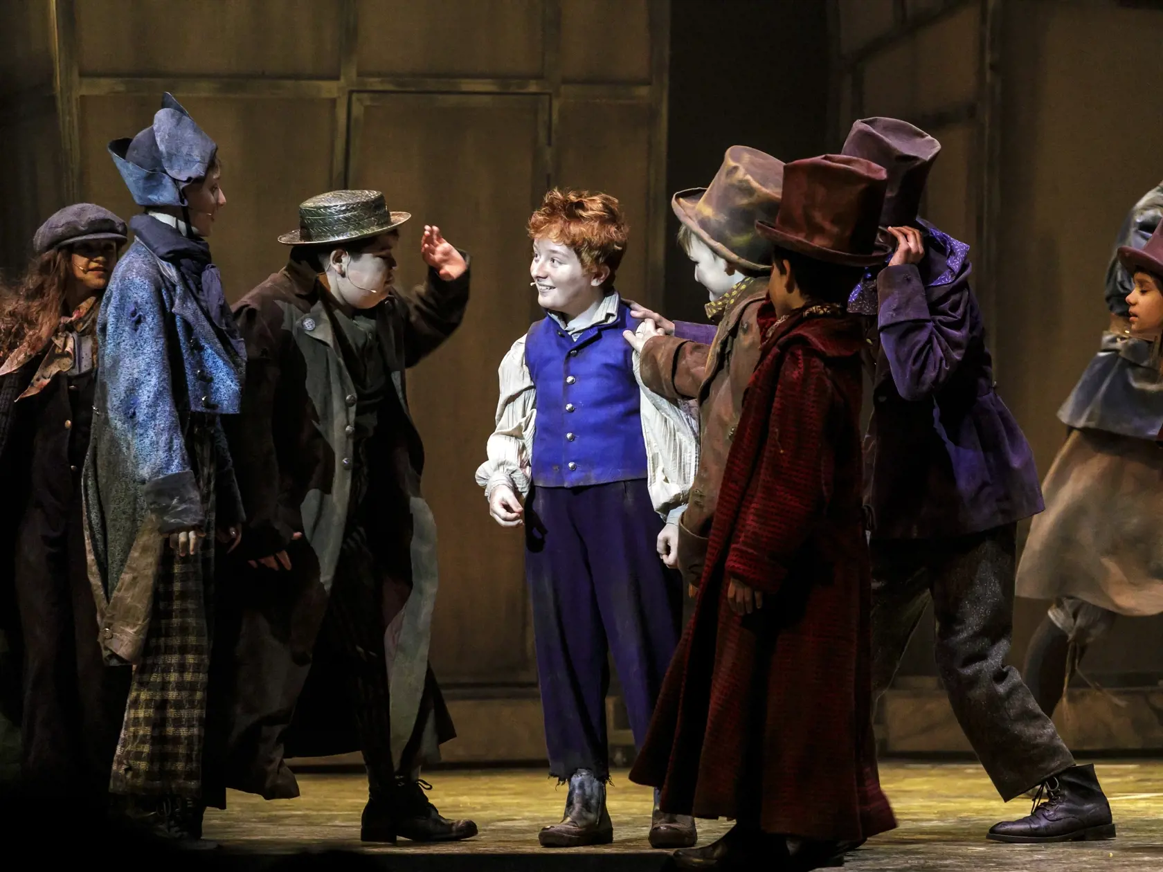 Na snímke uprostred herec Tomáš Novák (Oliver Twist) počas verejnej generálky muzikálu  Oliver! v Divadle Nová scéna v Bratislave 7. marca 2024. FOTO TASR - Dano Veselský