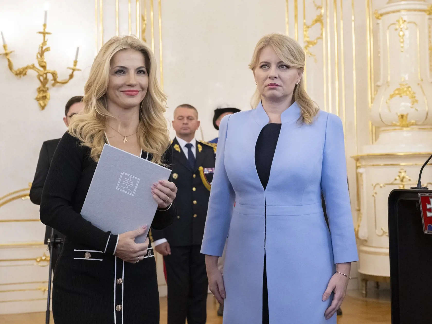 Na snímke vpravo prezidentka SR Zuzana Čaputová vymenovala vládu SR, ktorú povedie Robert Fico (Smer-SD) a vľavo vymenovaná ministerka kultúry SR Martina Šimkovičová (nominantka SNS) v  Prezidentskom paláci 25. októbra 2023 v Bratislave.