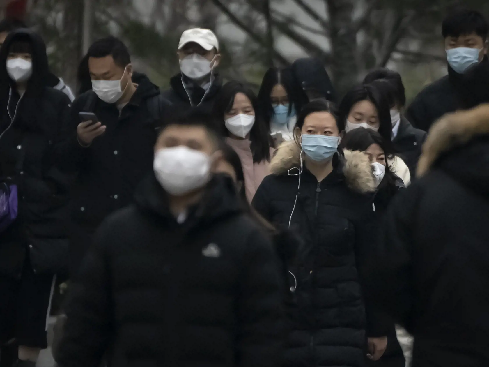 WA 13 Peking - Cestujúci s rúškami a respirátormi na tvári proti šíreniu ochorenia COVID-19 kráčajú ulicami Pekingu vo štvrtok 12. januára 2023. FOTO TASR/AP

 

Commuters wearing face masks walk along a street in the central business district in Beijing, Thursday, Jan. 12, 2023. (AP Photo/Mark Schiefelbein)