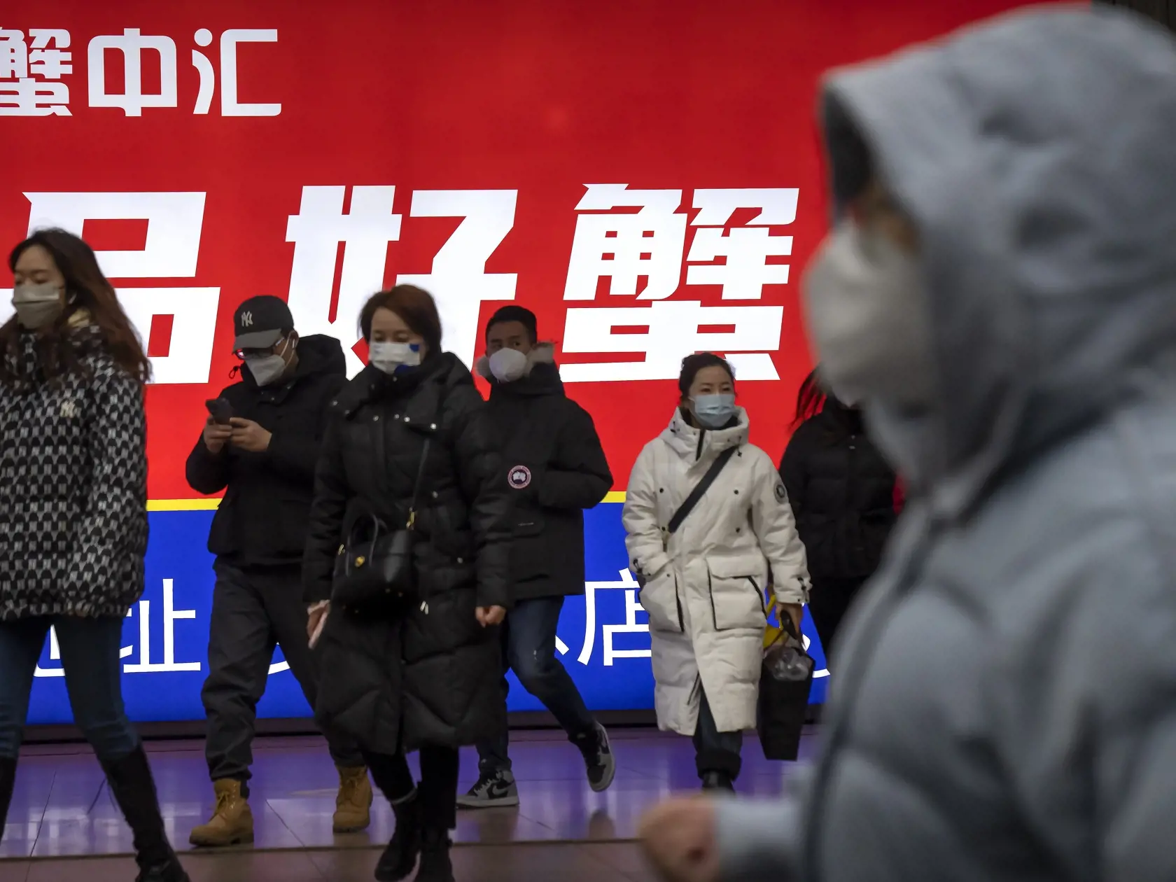 WA 21 Peking - Cestujúci s ochrannými rúškami na tvári proti šíreniu ochorenia COVID-19 vychádzajú zo stanice metra v Pekingu vo štvrtok 12. januára 2023. FOTO TASR/AP



Commuters wearing face masks walk out of a subway station in the central business district in Beijing, Thursday, Jan. 12, 2023. (AP Photo/Mark Schiefelbein)
