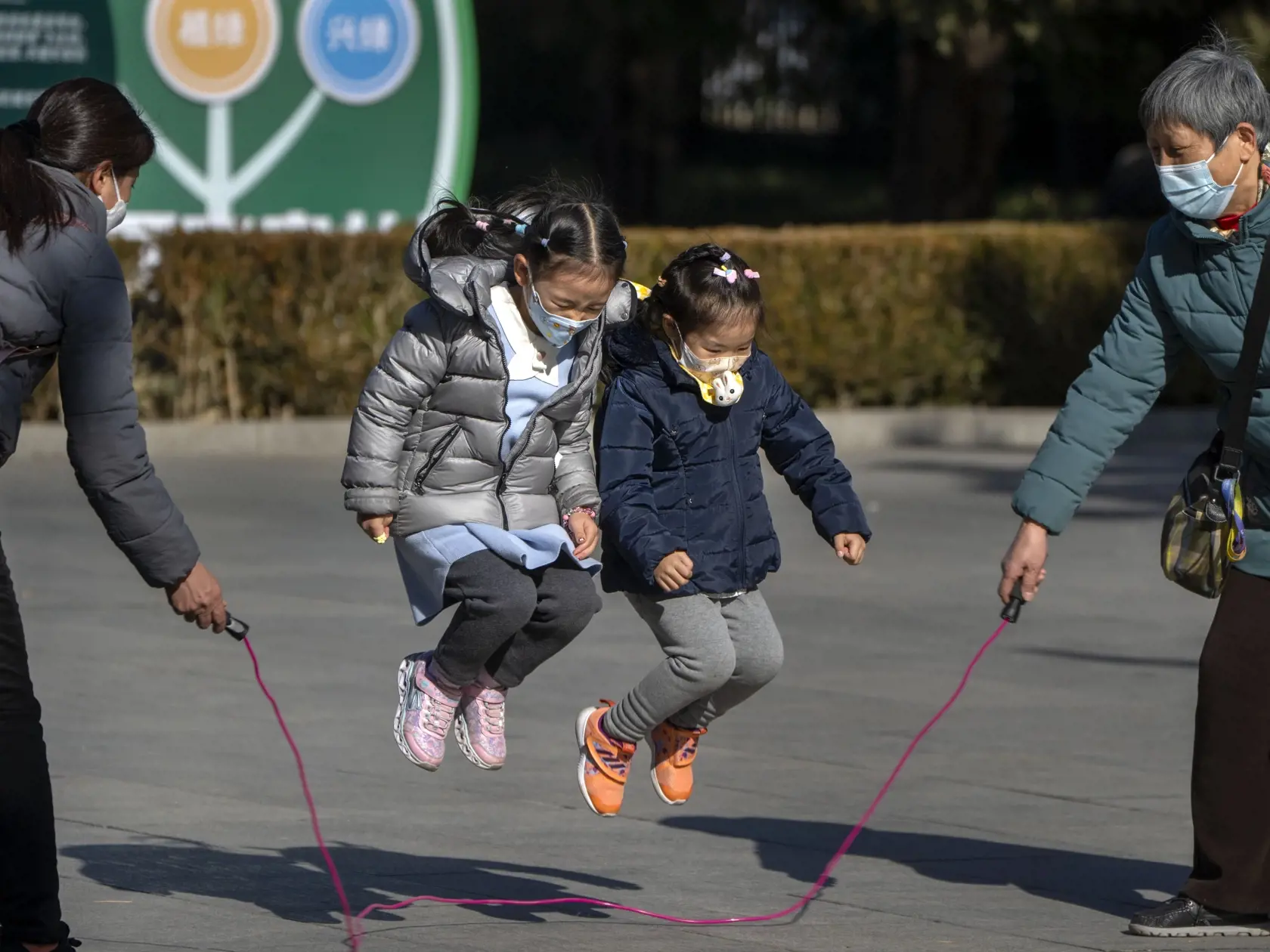 EBE 47 Peking - Na snímke deti s ochrannými rúškami skáču cez švihadlo vo verejnom parku v čínskom Pekingu 31. januára 2023. FOTO TASR/AP

Children wearing face masks jump with a jumprope at a public park in Beijing, Tuesday, Jan. 31, 2023. (AP Photo/Mark Schiefelbein)