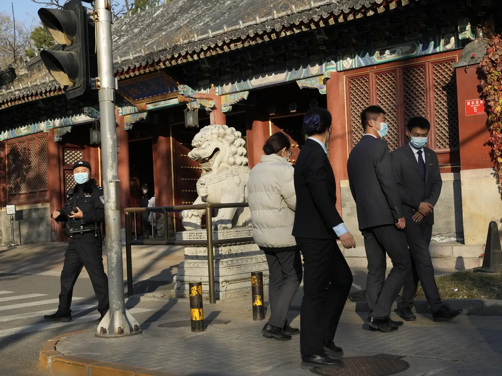 JB 4 Peking - Čínsky policajt monitoruje vstup do Pekinskej univerzity v čínskom Pekingu 16. novembra 2022. Čínske úrady uzatvorili v stredu hlavnú univerzitu v Pekingu po tom, ako sa tam objavil  jeden prípad ochorenia COVID-19. V Číne stále platí nulová tolerancia covidu. FOTO TASR/AP

A Chinese police officer monitors an entrance to the Peking University in Beijing, Wednesday, Nov. 16, 2022. Chinese authorities locked down the major university in Beijing on Wednesday after finding one COVID-1