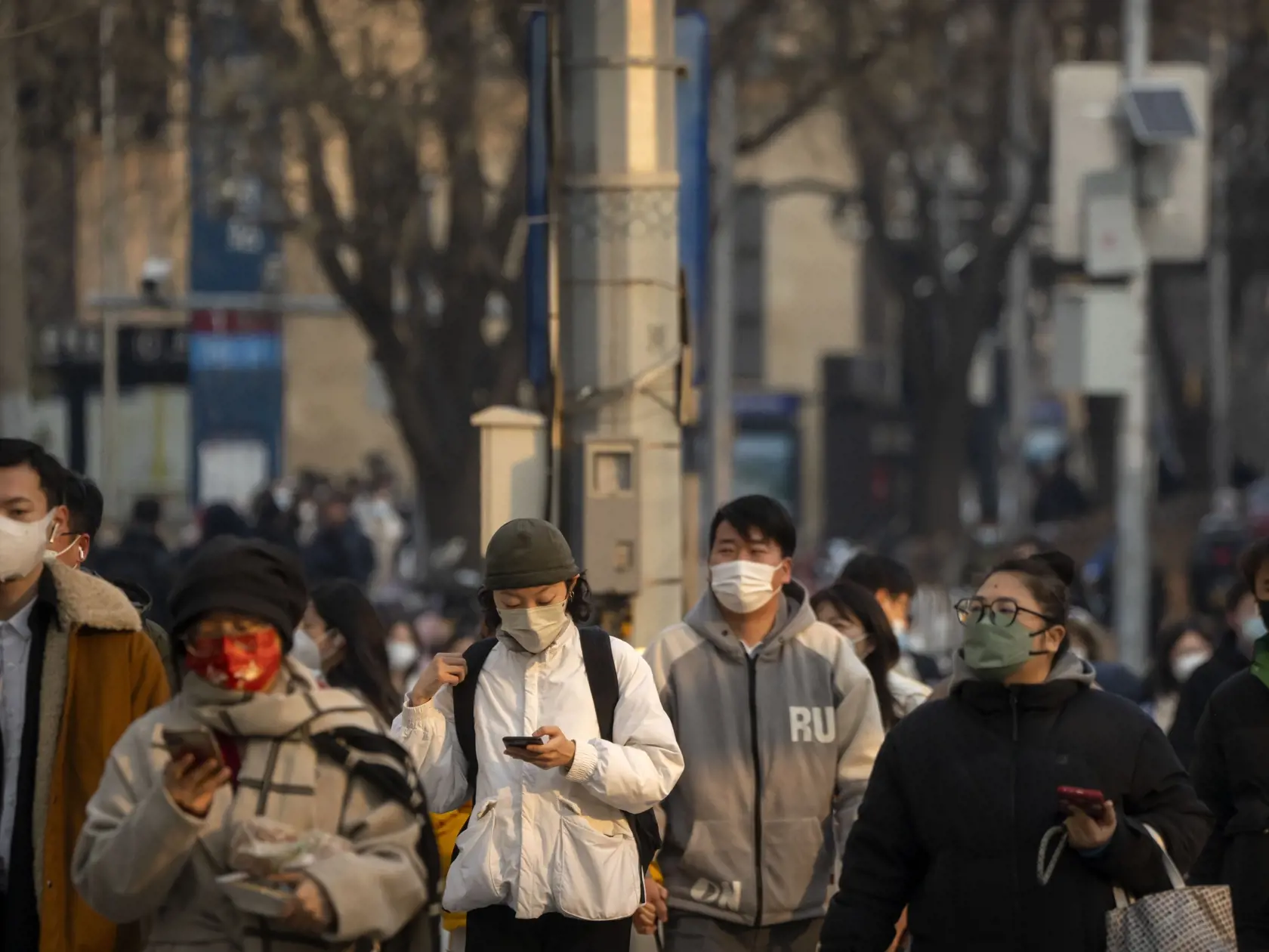 WA 38 Peking  Cestujúci, ktorí kráčajú ulicami, majú na tvári rúška v Pekingu počas rušných ranných hodín vo štvrtok 16. februára 2023. Vedenie vládnucej Komunistickej strany Číny deklarovalo v piatok "rozhodné víťazstvo" v boji proti ochoreniu COVID-19, informuje agentúra DPA.  Neoficiálne správy počas kulminácie epidémie v Číne v priebehu januára hovorili o preplnených nemocniciach a krematóriách nezvládajúcich nápor mŕtvych. Objavili sa tiež správy, že čínski lekári boli inštruovaní úradmi, a
