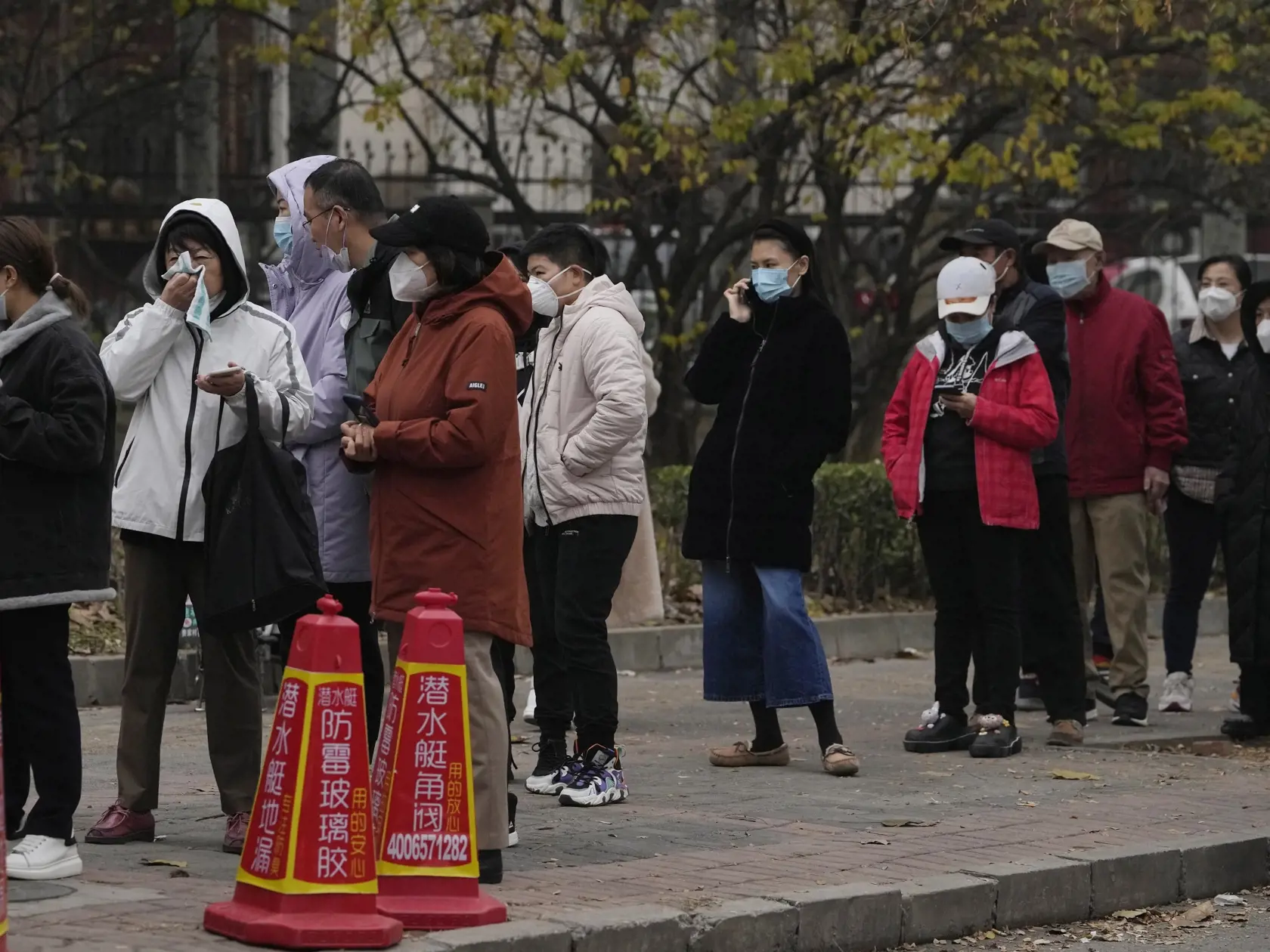 EBE 3 Peking - Čína zaznamenala dosiaľ vôbec najvyšší denný prírastok počtu nakazených koronavírusom od vypuknutia pandémie. Za stredu v tejto krajine pribudlo rekordných 31.444 nových prípadov nákazy, z ktorých až 27.517 bolo bezpríznakových. Na snímke ľudia stoja v rade čakajúc na testy na prítomnosť koronavírusu v Pekingu 24. novembra 2022. FOTO TASR/AP

Residents line up for COVID tests in Beijing, Thursday, Nov. 24, 2022. China is expanding lockdowns, including in a central city where facto