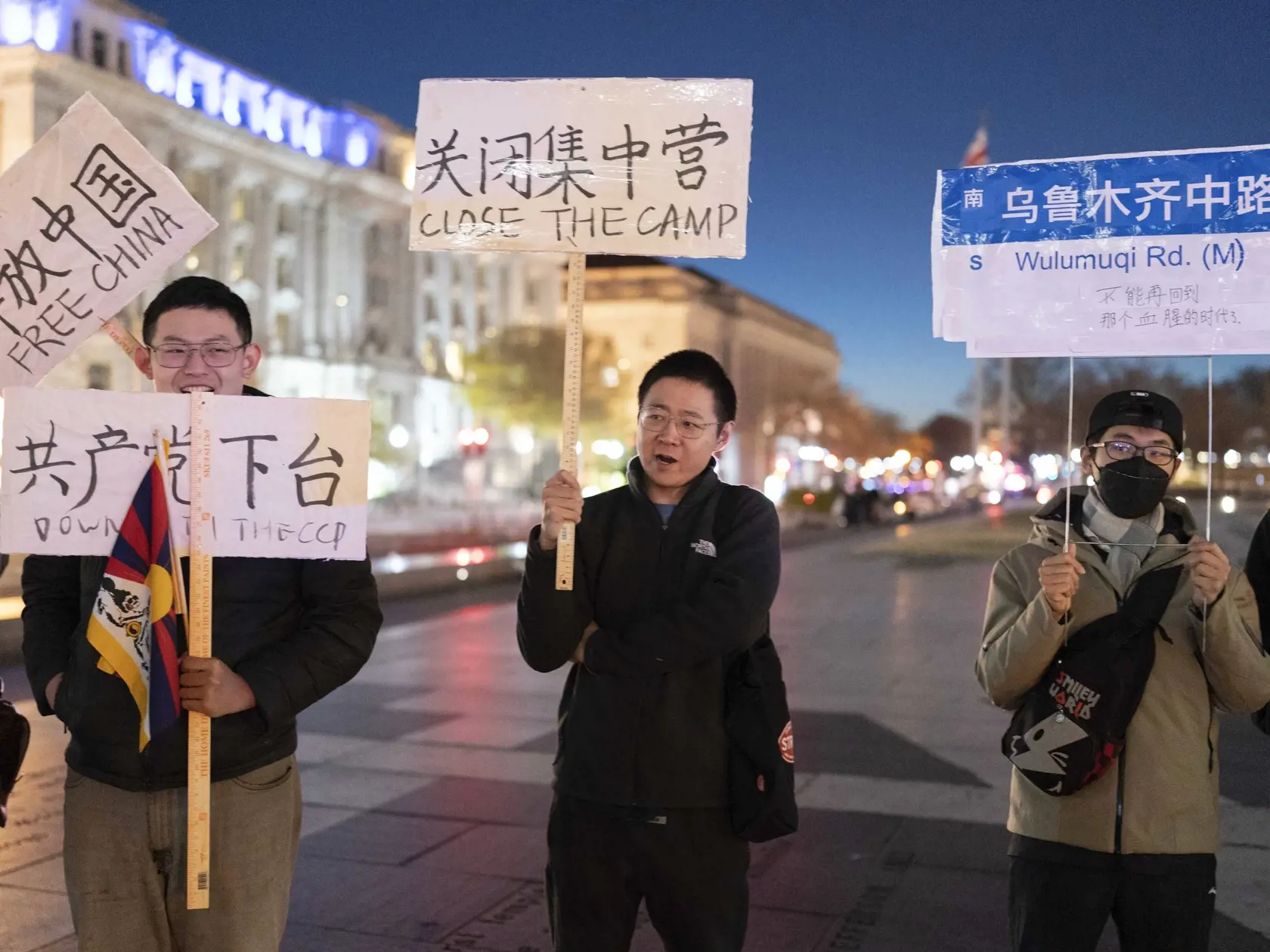 KK24 Washington - Na snímke demonštranti sa zhromaždili v blízkosti Bieleho domu a požadovali slobodu pre obyvateľov Číny, 4. decembra 2022 vo Washingtone. FOTO TASR/AP
People protest at Freedom Plaza in Washington, Sunday, Dec. 4, 2022, in solidarity with the ongoing protests against the Chinese government's continued zero-COVID policies. (AP Photo/Jose Luis Magana)