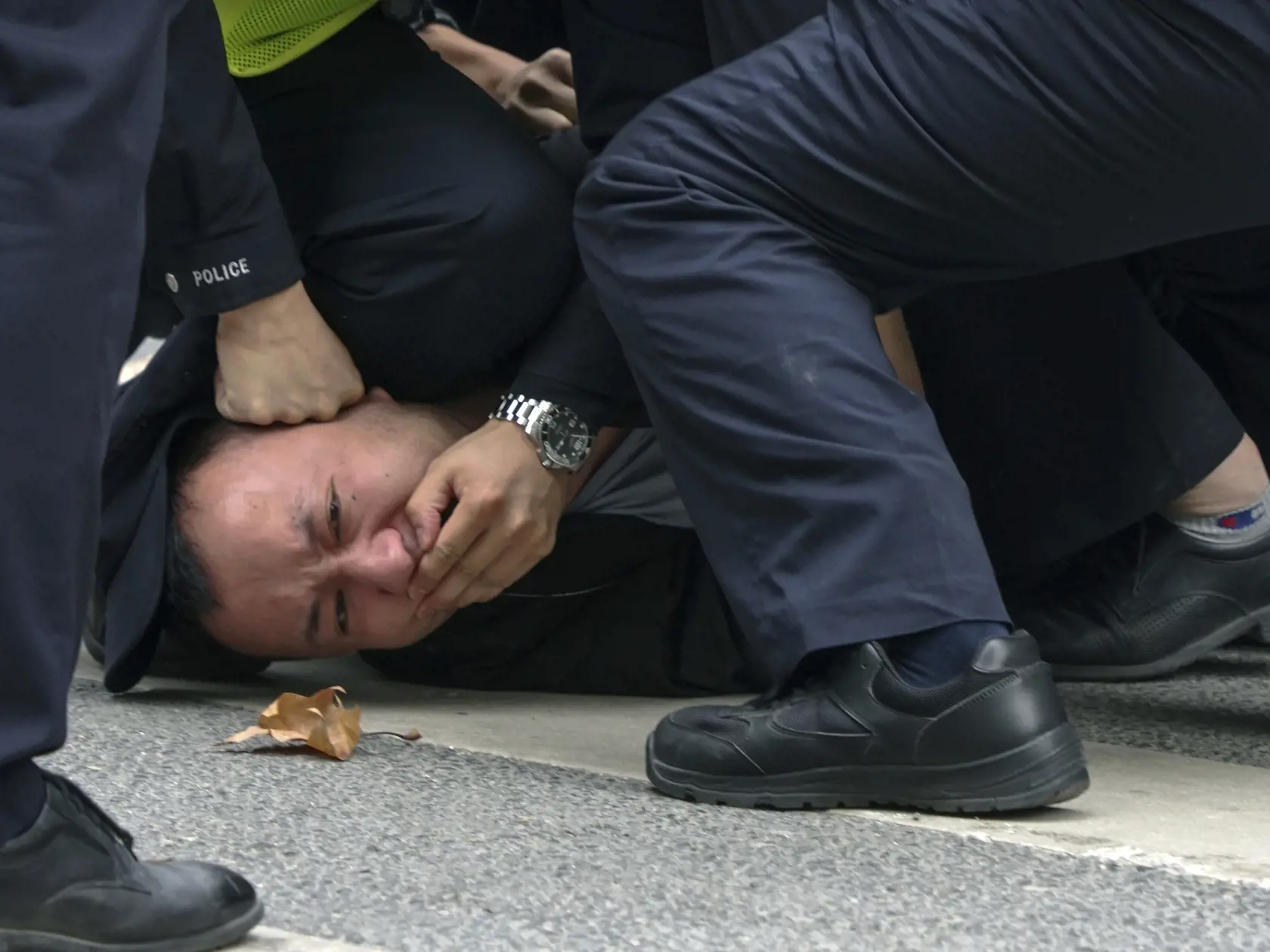JB 7 Šanghaj - Čínski policajti zatýkajú demonštranta počas protestu proti covidovým opatreniam v čínskom Šanghaji 27. novembra 2022. Do ulíc najväčšieho čínskeho mesta Šanghaj vyšli v nedeľu ráno demonštranti, ktorí požadovali ukončenie prísnych opatrení proti šíreniu covidu. Samosprávne orgány v niektorých čínskych mestách v pondelok zmiernili opatrenia proti šíreniu koronavírusu. Oficiálne to však neuviedli do spojitosti s prebiehajúcimi rozsiahlymi protestmi proti lockdownom, informuje TASR 