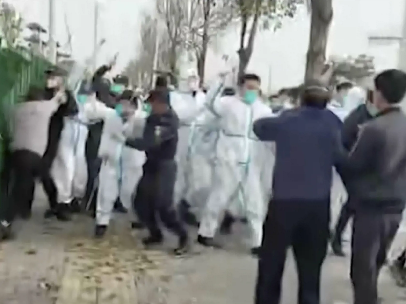 KK11 Čeng-čou - Na snímke bezpečnostný personál v ochrannom odeve zaútočil na muža počas protestu v areáli továrne spoločnosti Foxconn v čínskom meste Čeng-čou 23. novembra 2022. Podľa záberov zverejnených na Twitteri sa zamestnanci počas demonštrácií sťažovali na nevyhovujúce pracovné a platové podmienky v súvislosti s nárastom prípadov covidu v závode. FOTO TASR/AP
In this photo provided Nov 23, 2022, security personnel in protective clothing attack a man during protest at the factory compound