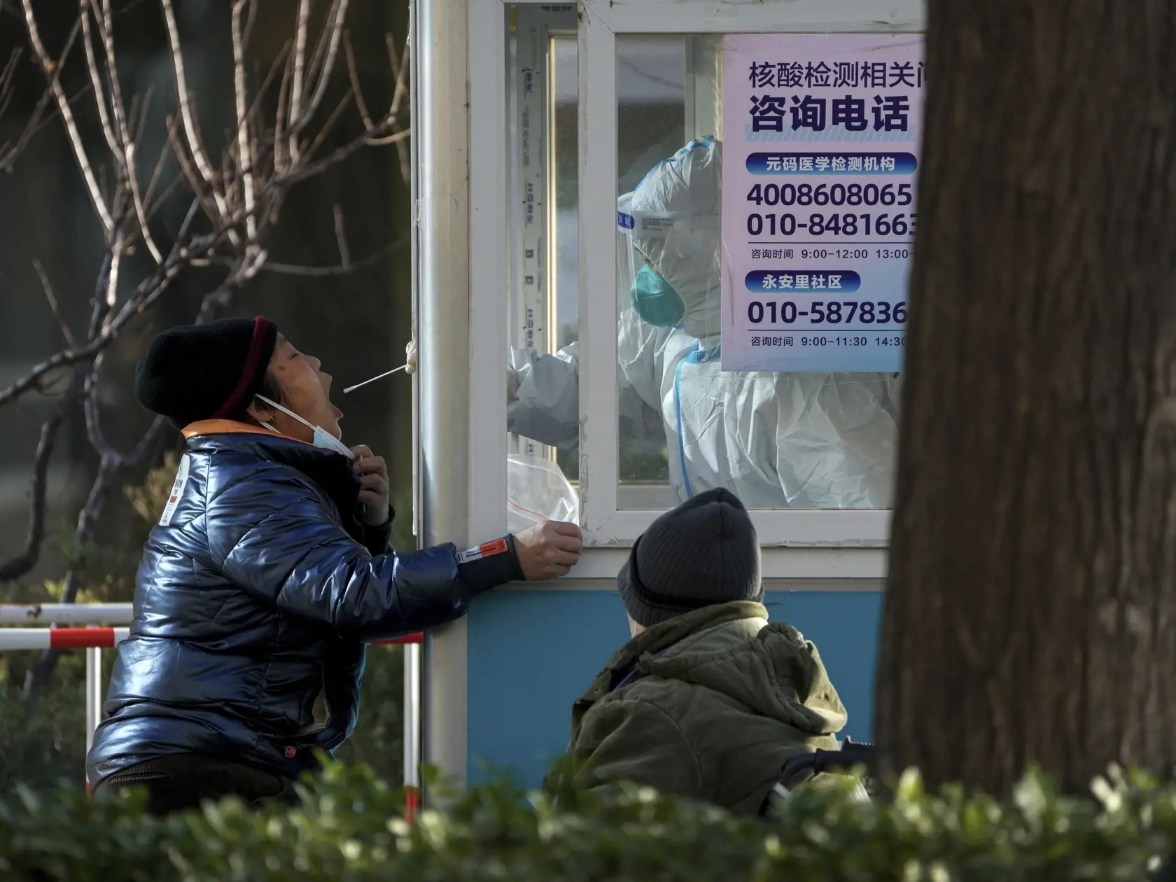KK12 Peking - Pracovník v ochrannom odeve  testuje miestneho obyvatelia na ochorenie COVID-19 v Pekingu 5. decembra 2022. V Číne by sa už čoskoro mohla zmeniť klasifikácia ochorenia COVID-19 ako vážnej nákazlivej choroby, čo by malo za následok zmiernenie prísnych protiepidemických opatrení. FOTO TASR/AP
A worker in protective gear collects a sample from a resident at a coronavirus testing site in Beijing, Monday, Dec. 5, 2022. China is easing some of the world's most stringent anti-virus contro