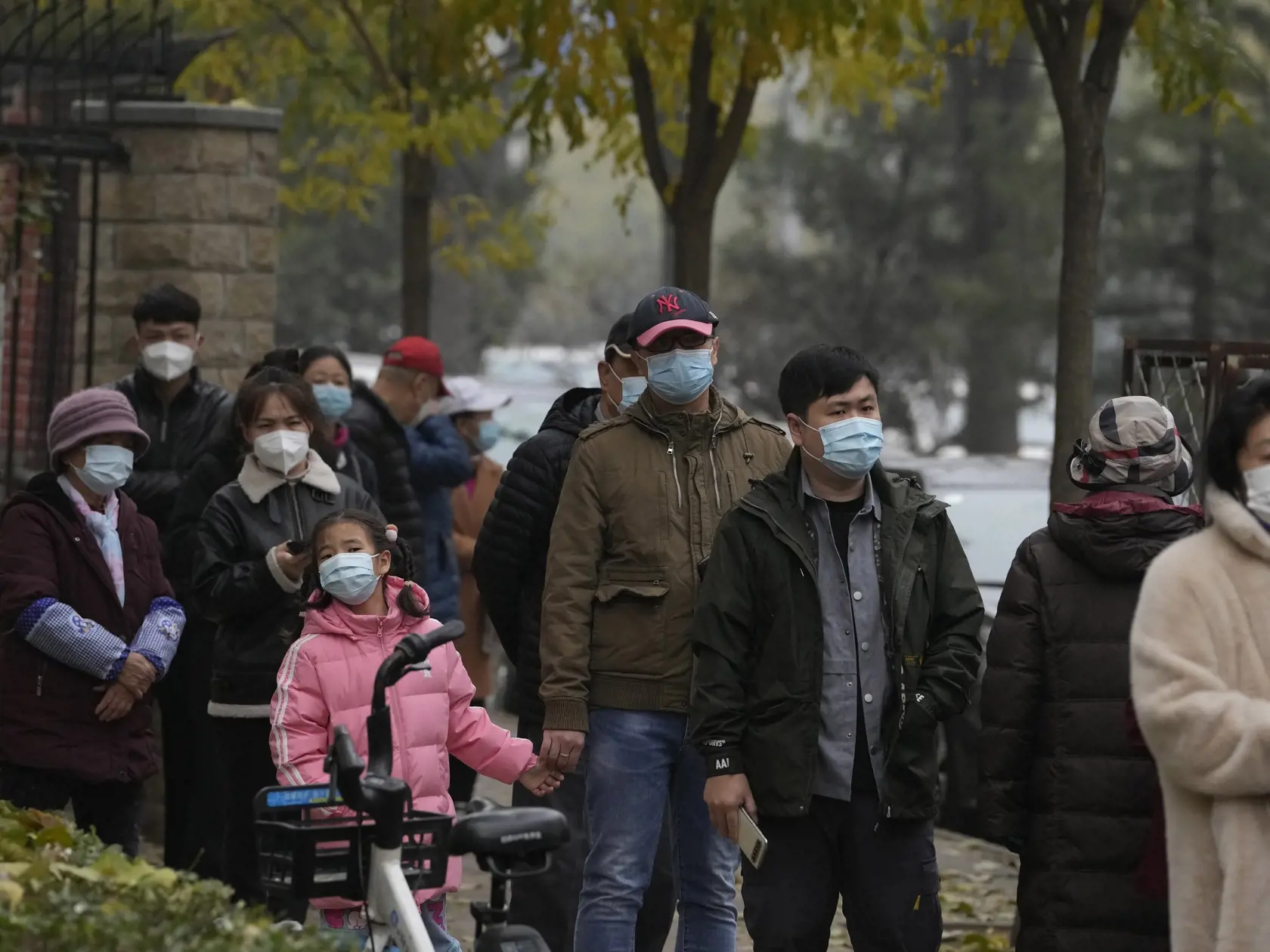 EBE 4 Peking - Čína zaznamenala dosiaľ vôbec najvyšší denný prírastok počtu nakazených koronavírusom od vypuknutia pandémie. Za stredu v tejto krajine pribudlo rekordných 31.444 nových prípadov nákazy, z ktorých až 27.517 bolo bezpríznakových. Na snímke ľudia stoja v rade čakajúc na testy na prítomnosť koronavírusu v Pekingu 24. novembra 2022. FOTO TASR/AP

Residents line up for COVID tests in Beijing, Thursday, Nov. 24, 2022. China is expanding lockdowns, including in a central city where facto