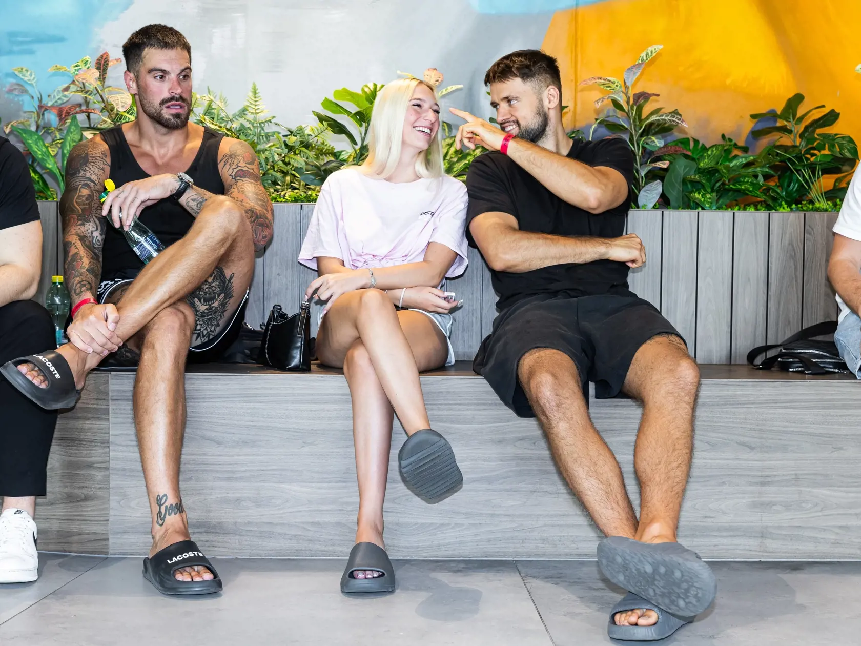 Nežnôstkam sa nebránili. Fikimu robila spoločnosť frajerka.