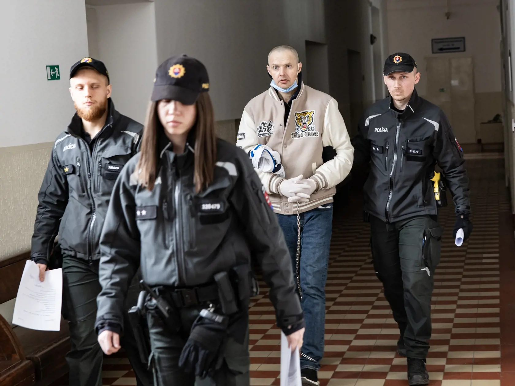 Rozhodovanie o väzbe pre Patrika, ktorého zdržali Mestský policajti v Bratislave a následne ušiel štátnym policajtom.