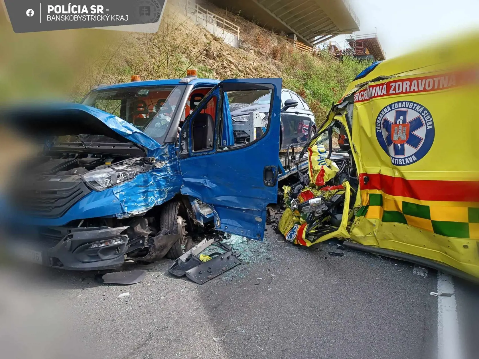 Na ceste I/16 pri obci Píla v okrese Lučenec došlo v pondelok popoludní k dopravnej nehode sanitky a odťahového vozidla. Na mieste je viacero zranených, jedna osoba prišla o život. Cesta je v dôsledku nehody neprejazdná. Pre TASR to potvrdila hovorkyňa Krajského riaditeľstva Policajného zboru v Banskej Bystrici Mária Faltániová. FOTO TASR - KR PZ v Banskej Bystrici, 8. apríla 2024
