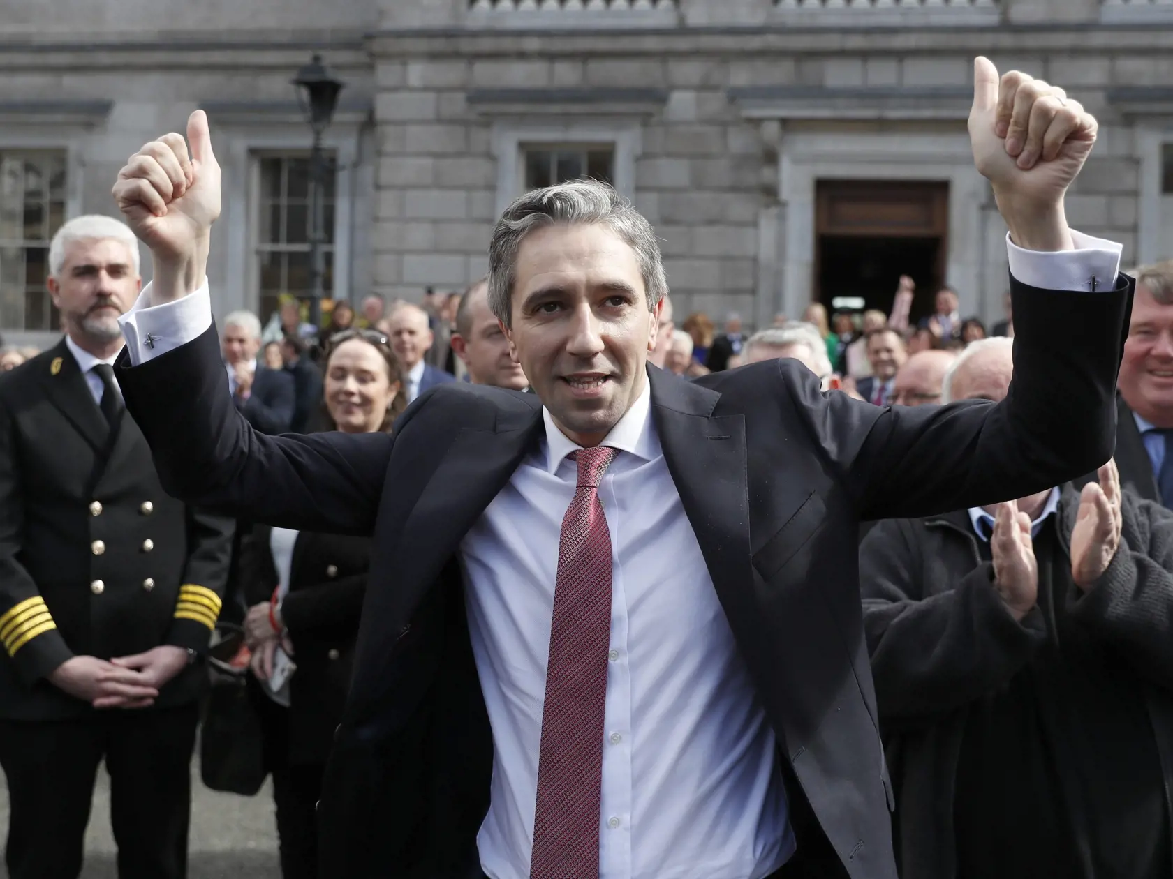 Nový írsky premiér Simon Harris reaguje po tom, ako mu tlieskajú poslanci jeho strany pred írskym parlamentom v Dubline 9. apríla 2024. Harris v utorok nahradil Lea Varadkara na pozícii predsedu vlády, ktorý rezignoval. Varadkar ohlásil rezignáciu po vnútropolitickej kríze.