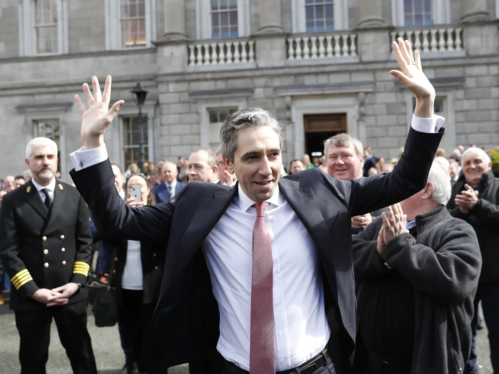 Nový írsky premiér Simon Harris reaguje po tom, ako mu tlieskajú poslanci jeho strany pred írskym parlamentom v Dubline 9. apríla 2024. Harris v utorok nahradil Lea Varadkara na pozícii predsedu vlády, ktorý rezignoval. Varadkar ohlásil rezignáciu po vnútropolitickej kríze.