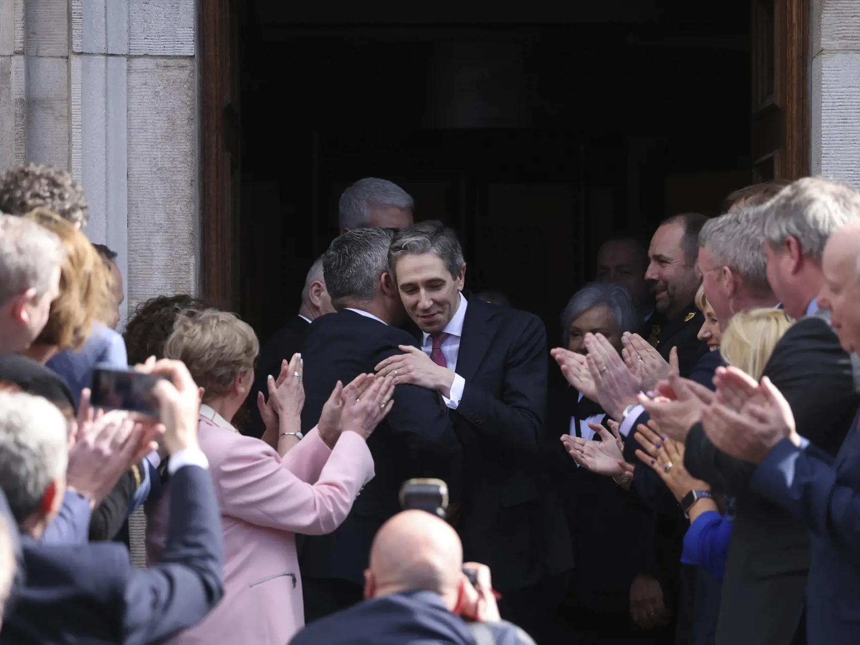 Nový írsky premiér Simon Harris (uprostred) reaguje po tom, ako mu tlieskajú poslanci jeho strany pred írskym parlamentom v Dubline 9. apríla 2024. Harris v utorok nahradil Lea Varadkara na pozícii predsedu vlády, ktorý rezignoval. Varadkar ohlásil rezignáciu po vnútropolitickej kríze.