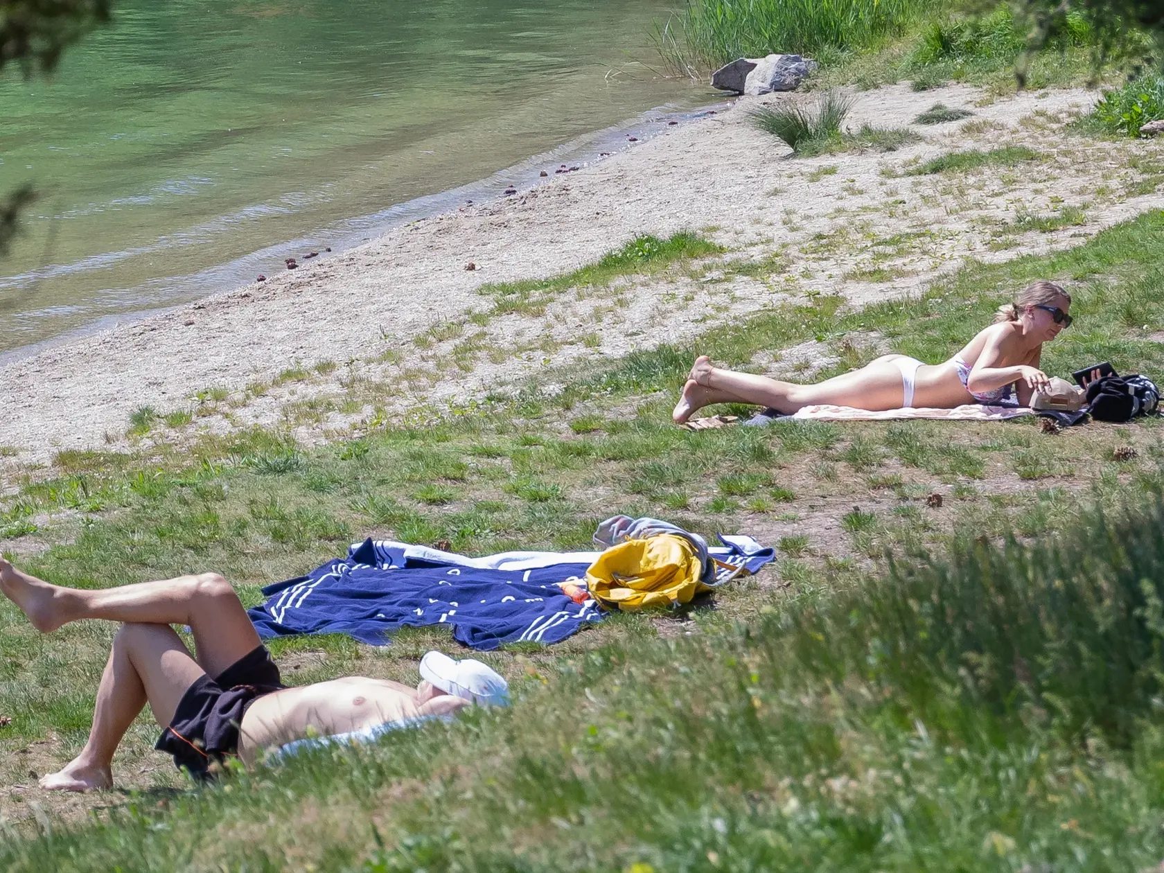 Vysoké teploty vyhnali včera ľudí na jazerá.