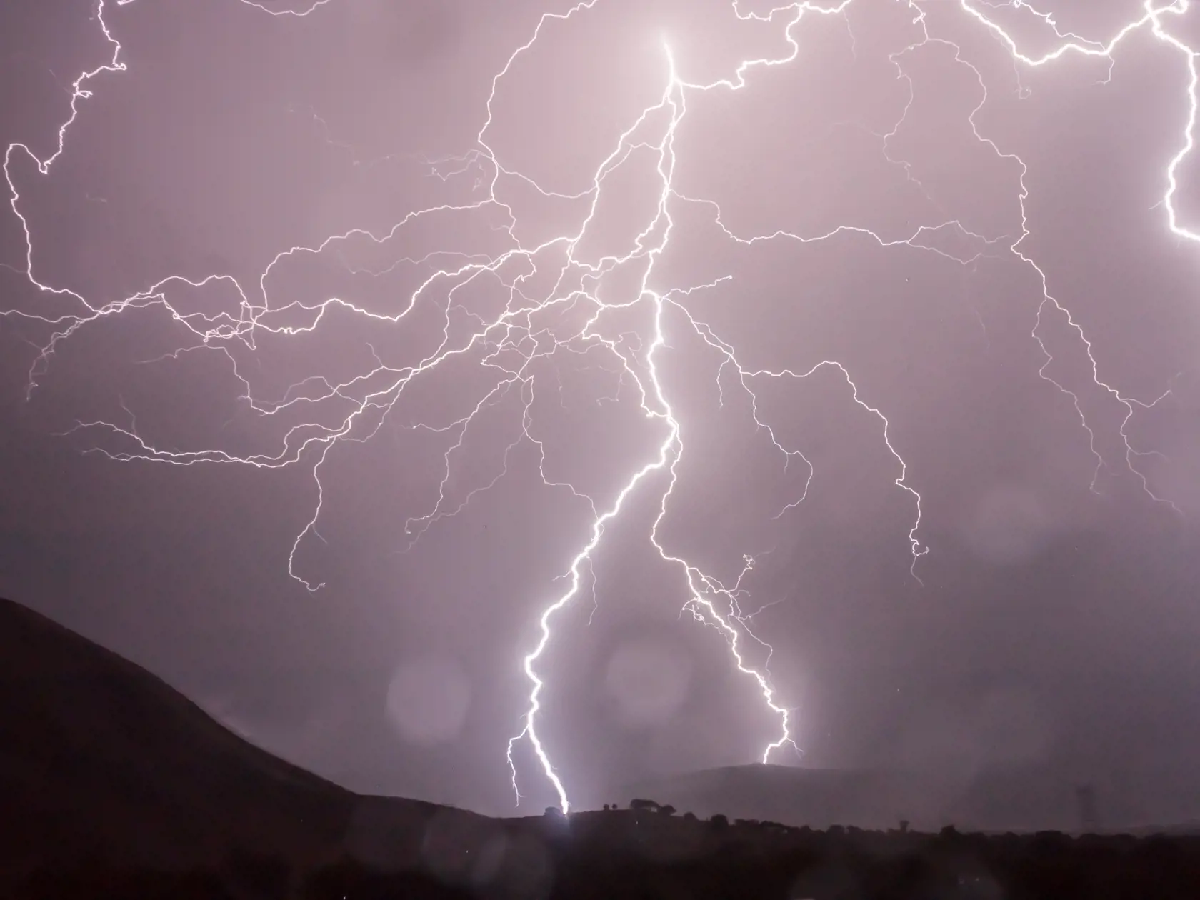 Meteorológovia upozorňujú, že intenzívny dážď môže vyvolať prechodný vzostup vodných hladín na malých tokoch a výskyt povodňových úkazov mimo tokov. (Ilustračné foto)