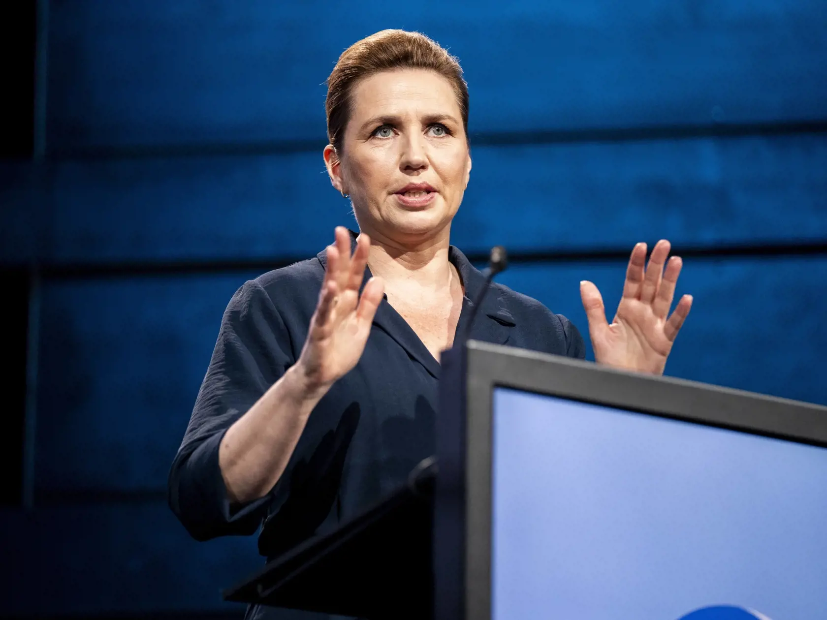 Dánska premiérka Mette Frederiksenová reční na kodanskom summite o demokracii v Kodani v utorok 14. mája 2024.