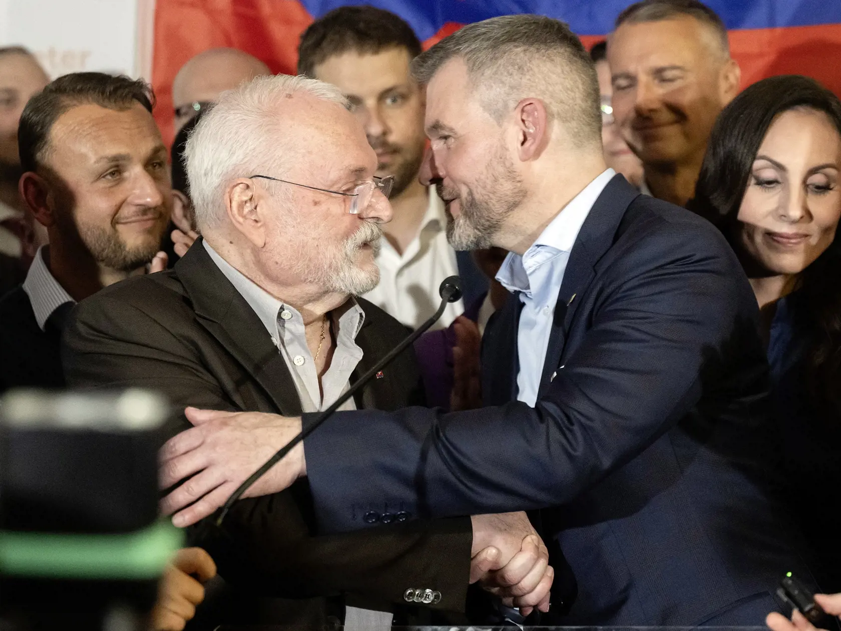 Gratulácia. Dvojnásobný prezident SR Ivan Gašparovič prišiel do centrály Petra Pellegriniho. Toho volil aj exprezident Rudolf Schuster.
