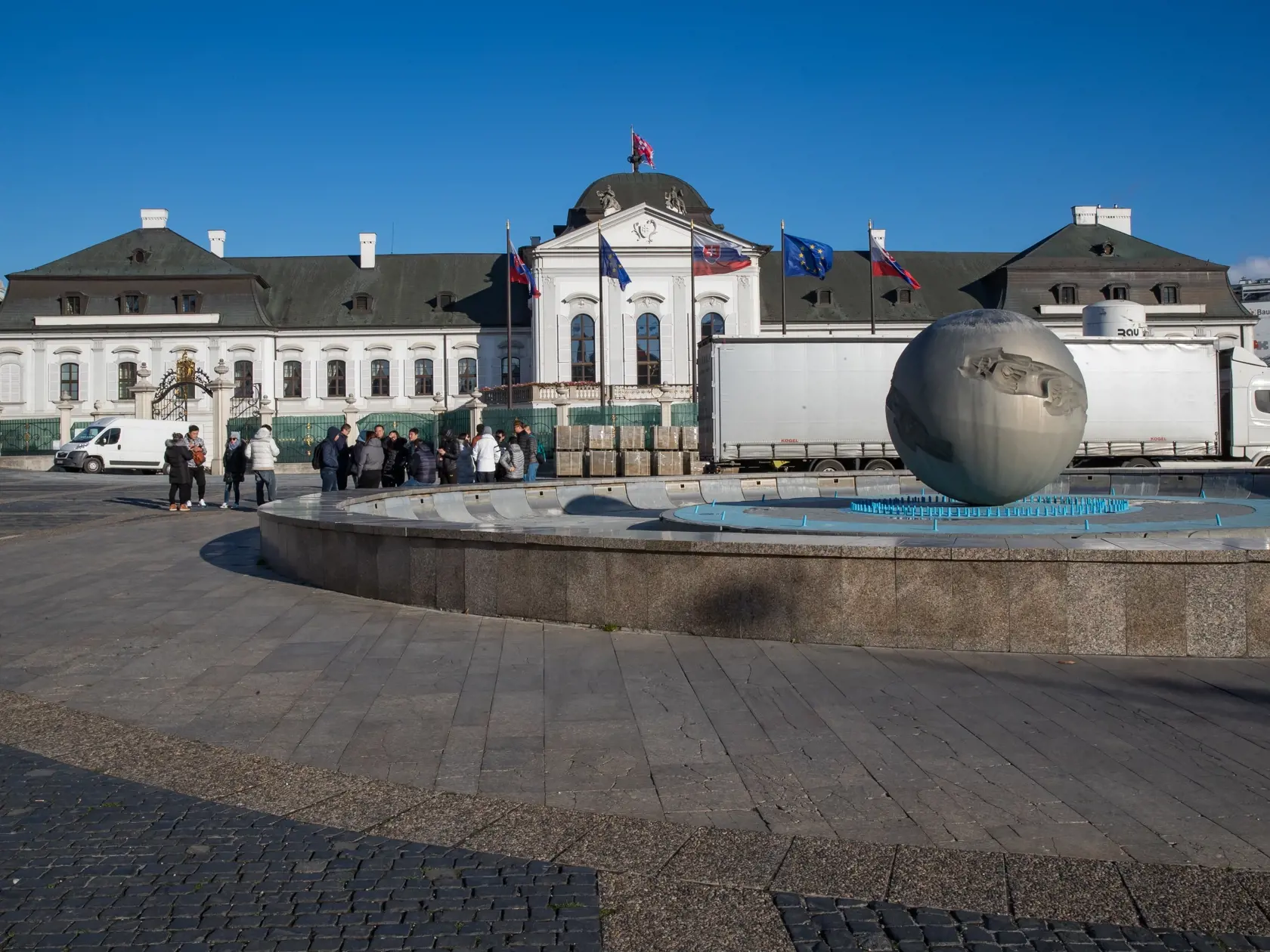 Rekonštrukcia dlažby na nadvorí prezidentského paláca v Bratislave. Na snímke je dlažba okolo fontány na Hudžovom námestí v tesnej blízkosti paláca, ktorá zjavne tiež potrebuje rekonštrukciu.