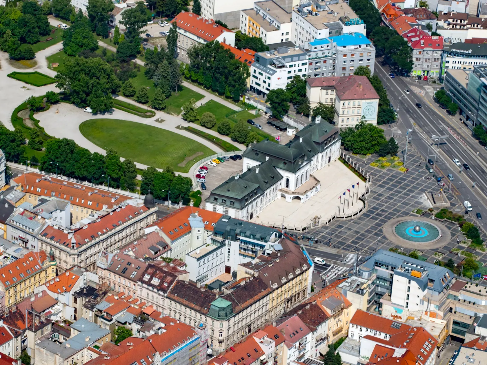 Bratislava z lietadla. Na snímke je Prezidentský palác a Hodžovo námestie.