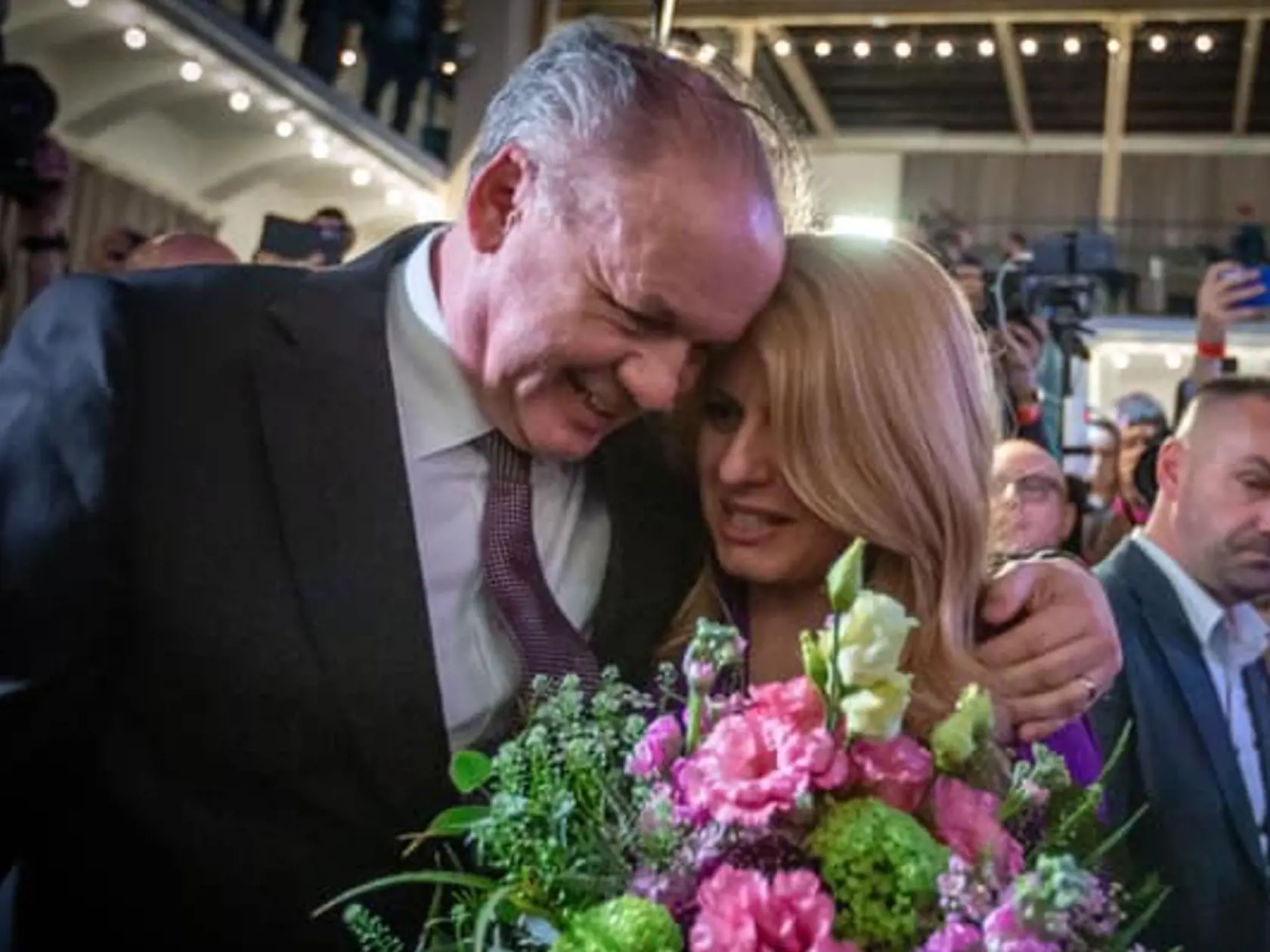 Prezident Andrej Kiska prišiel v druhom kole volieb gratulovať Zuzane Čaputovej k víťazstvu.