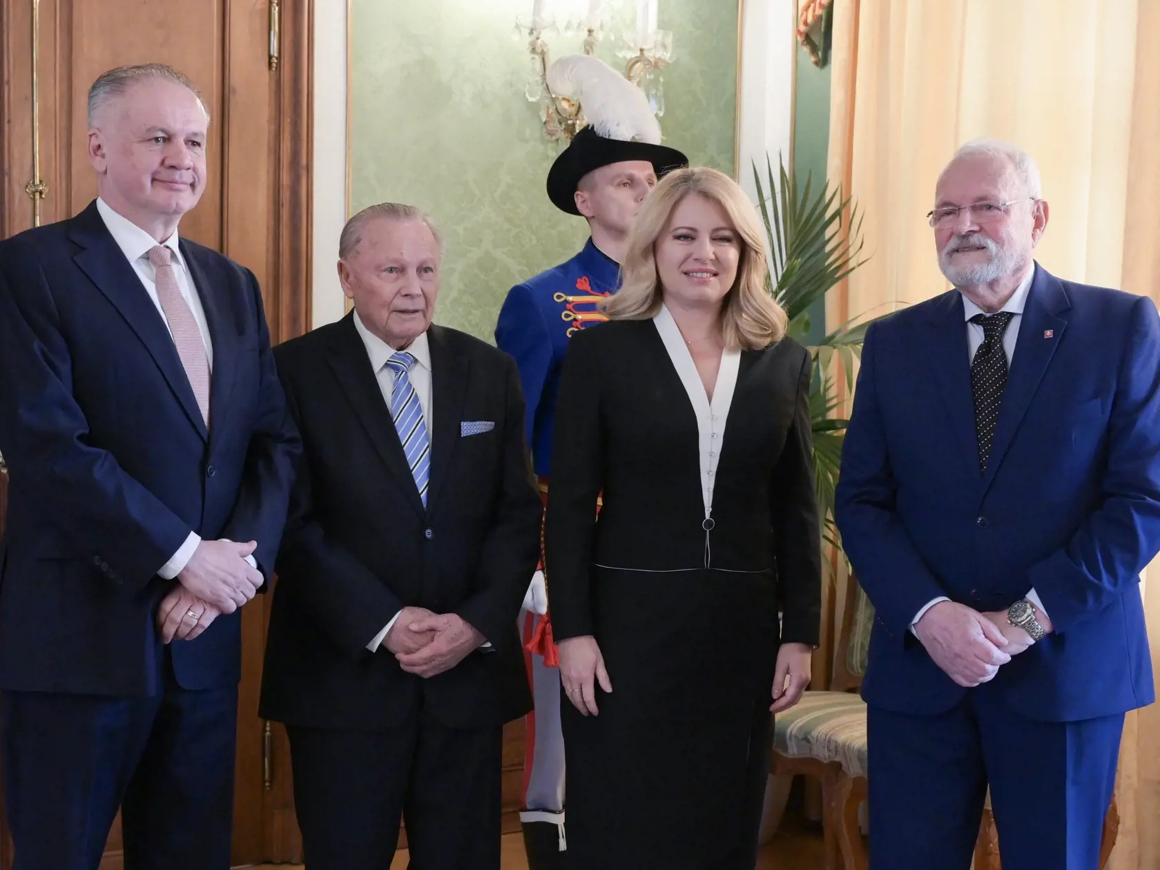 Bývalý prezident Ivan Gašparovič, prezidentka SR Zuzana Čaputová, bývalí prezidenti Rudolf Schuster a Andrej Kiska pózujú pred spoločným obedom v Prezidenskom paláci v Bratislave v utorok 20. februára 2024.