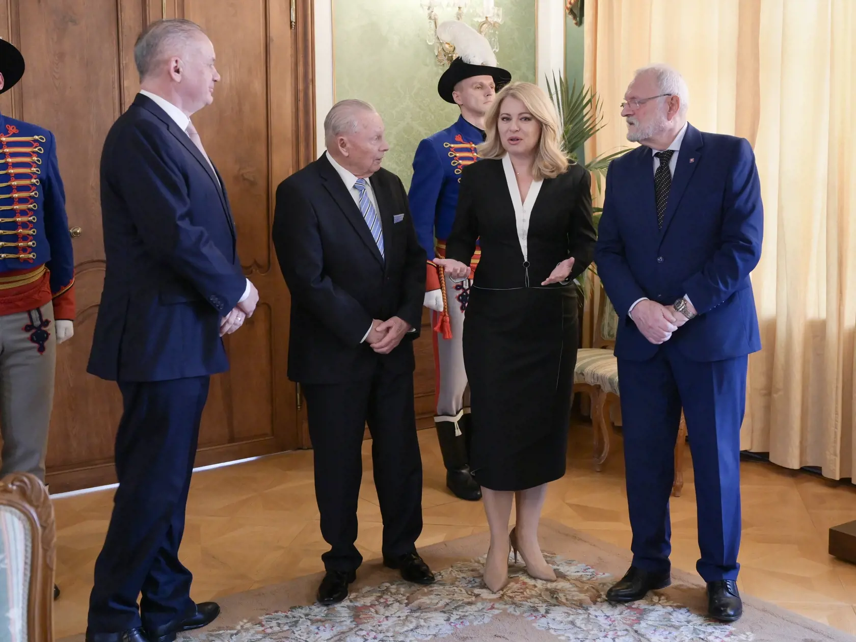 Na snímke sprava bývalý prezident Ivan Gašparovič, prezidentka SR Zuzana Čaputová, bývalí prezidenti Rudolf Schuster a Andrej Kiska pózujú pred spoločným obedom v Prezidentskom paláci v Bratislave v utorok 20. februára 2024.