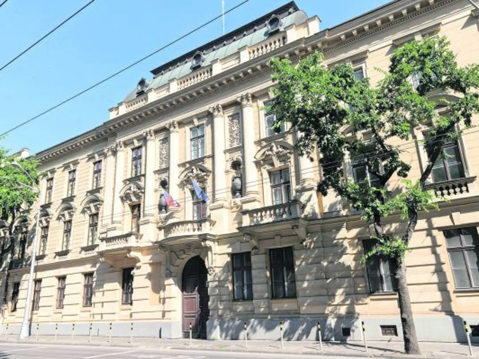 Karáčoniho palác je palác a národná kultúrna pamiatka Slovenskej republiky na Štefánikovej ulici číslo 2, kde Peter Pellegrini môže mať dočasnú kanceláriu.