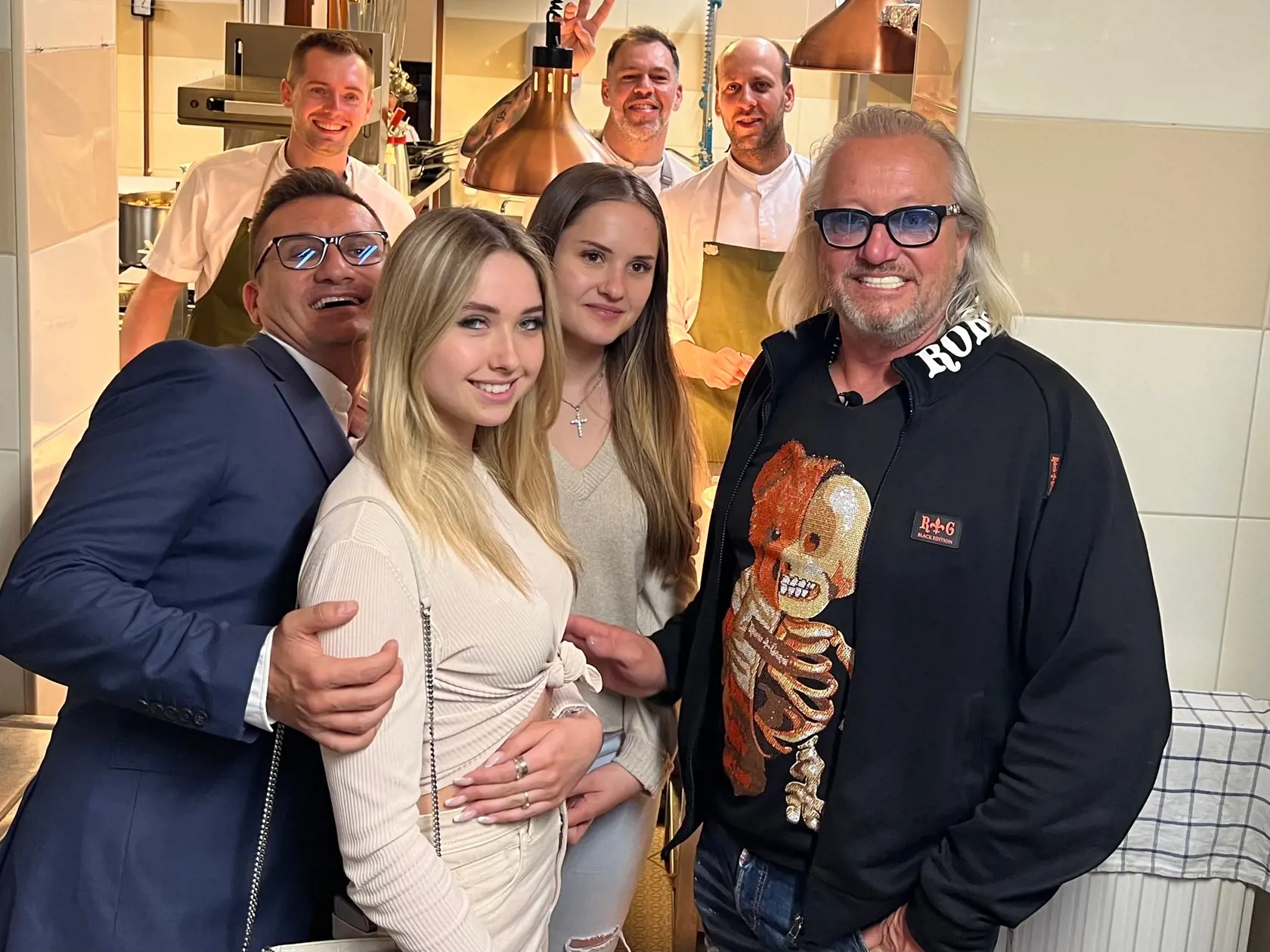 Záber s personálom podniku Gabriela Kocáka.