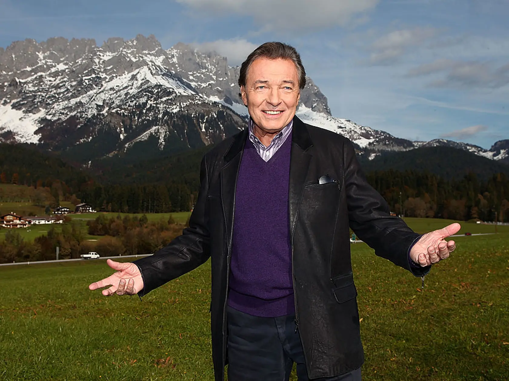 Karel Gott bol legendárny český spevák, známy ako „Zlatý hlas z Prahy,“ ktorý sa preslávil nielen v Československu, ale aj na medzinárodnej hudobnej scéne.