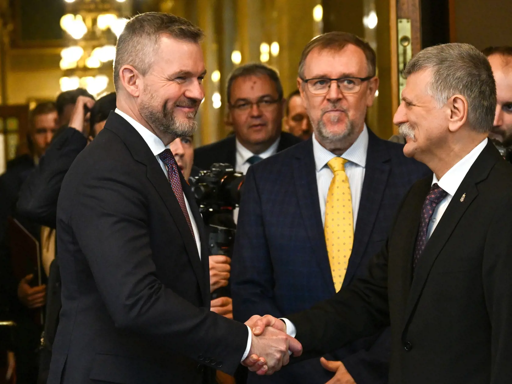 JB 18 Budapešť - Predseda Národnej rady SR Peter Pellegrini (vľavo) si podáva ruku s predsedom maďarského Národného zhromaždenia Lászlóom Kövérom (vpravo) počas ich stretnutia v pondelok 11. marca 2024 v Budapešti. FOTO TASR/DUNA/MTI/Tibor Illyes 

Speaker of the Hungarian Parliament Laszlo Kover (R) shakes hands with his Slovakian counterpart, Speaker of the National Council Peter Pellegrini in the Parliament building in Budapest, Hungary, 11 March 2024. (MTI/Tibor Illyes)