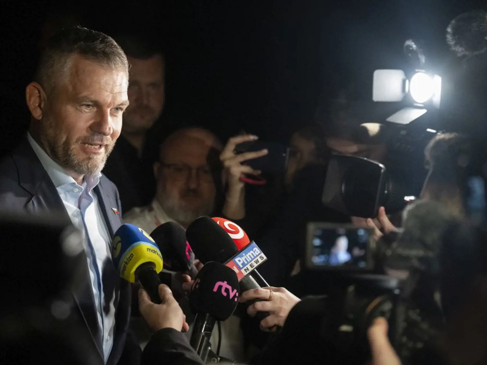  Na Slovensku sa v sobotu začalo v poradí šieste druhé kolo priamej voľby prezidenta Slovenskej republiky. Postúpili do neho Ivan Korčok a Peter Pellegrini. Na snímke predseda Národnej rady (NR) SR a kandidát na prezidenta SR Peter Pellegrini odpovedá na otázky novinárov počas príchodu do svojej volebnej centrály v Bratislave v rámci 2. kola prezidentských volieb v sobotu 6. apríla 2024. FOTO TASR - Martin Baumann