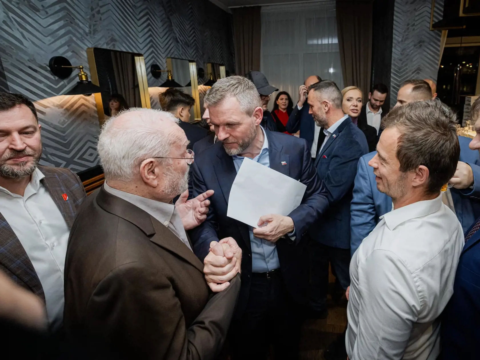 V centrále Petra Pellegriniho sa objavil aj dodnes jediný bývalý slovenský prezident, ktorý obhájil svoj mandát - Ivan Gašparovič.