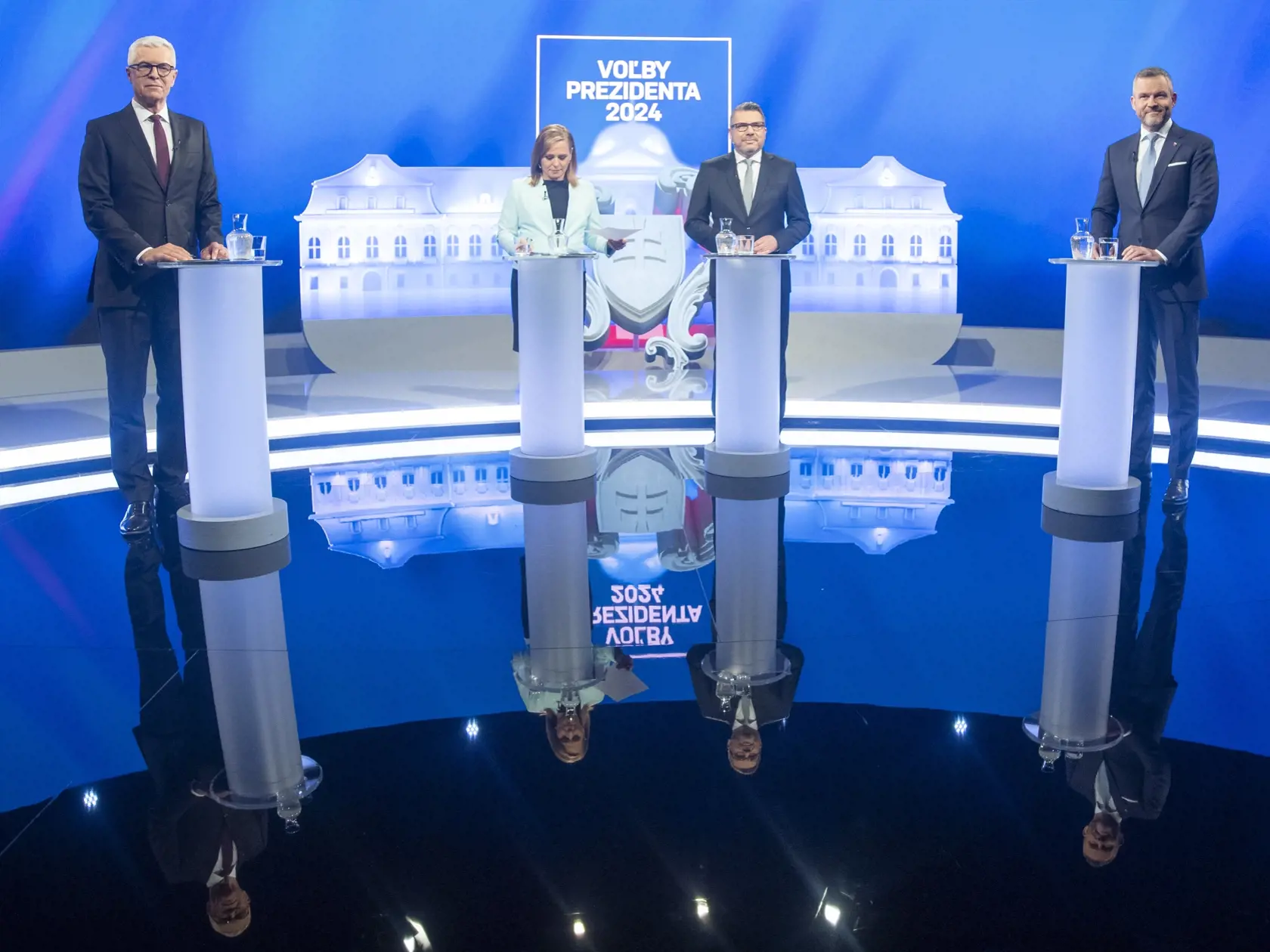 Na snímke prezidentskí kandidáti, vľavo Ivan Korčok a vpravo Peter Pellegrini pred začiatkom poslednej diskusie pred 2. kolom volieb v budove RTVS v stredu 3. apríla 2024 v Bratislave. FOTO TASR - Martin Baumann