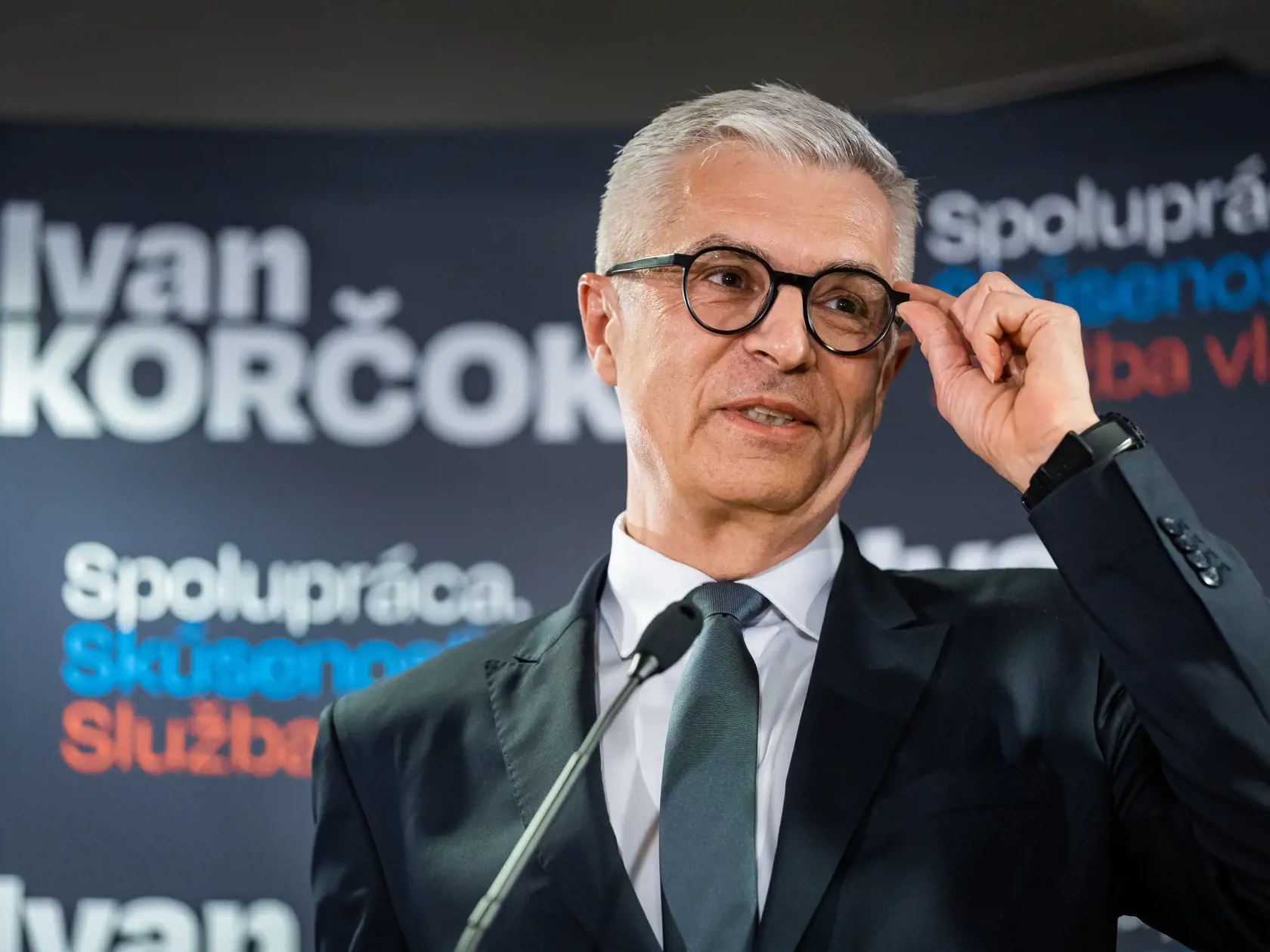 Prvé kolo vyhral IVAN KORČOK. Je možné, že ľudí zaujal aj stoickým postojom.