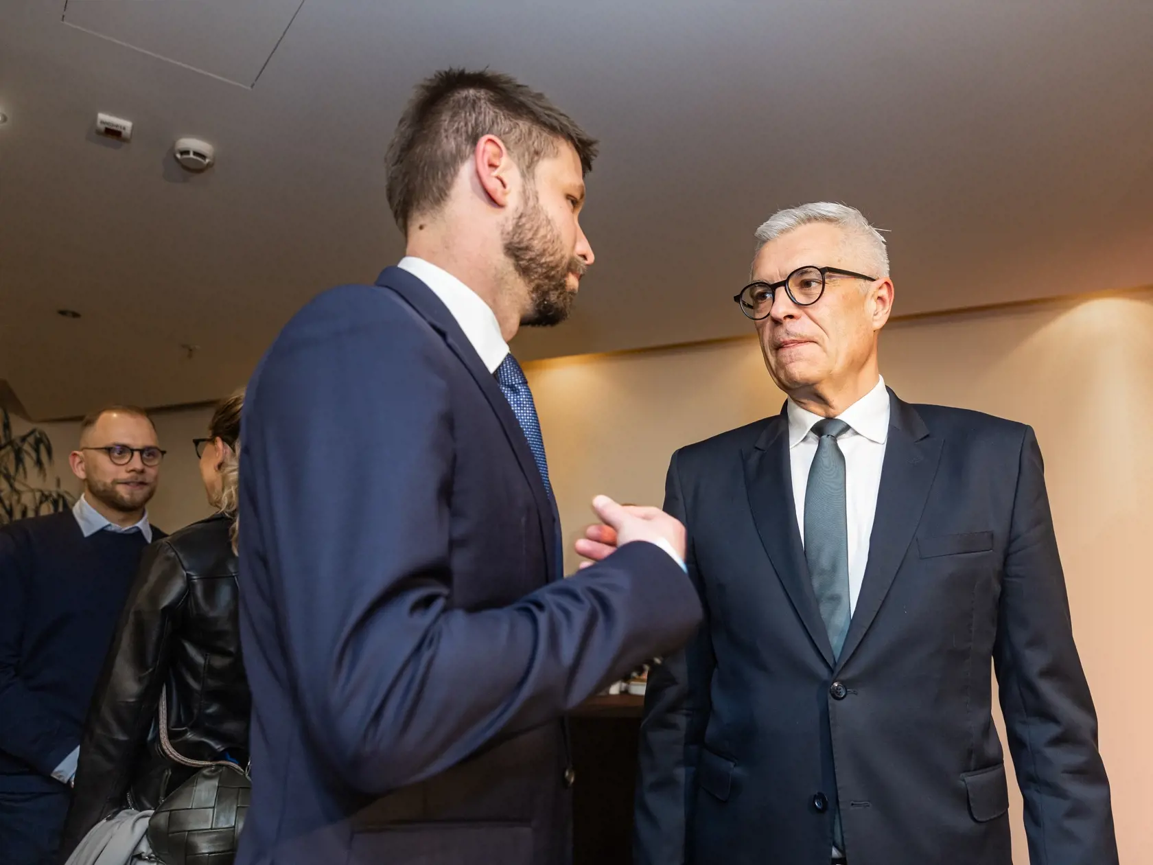 Príchod prezidentského kandidáta Ivana Korčoka do volebnej centrály v Bratislave. Na snímke Ivan Korčok a Michal Šimečka. 