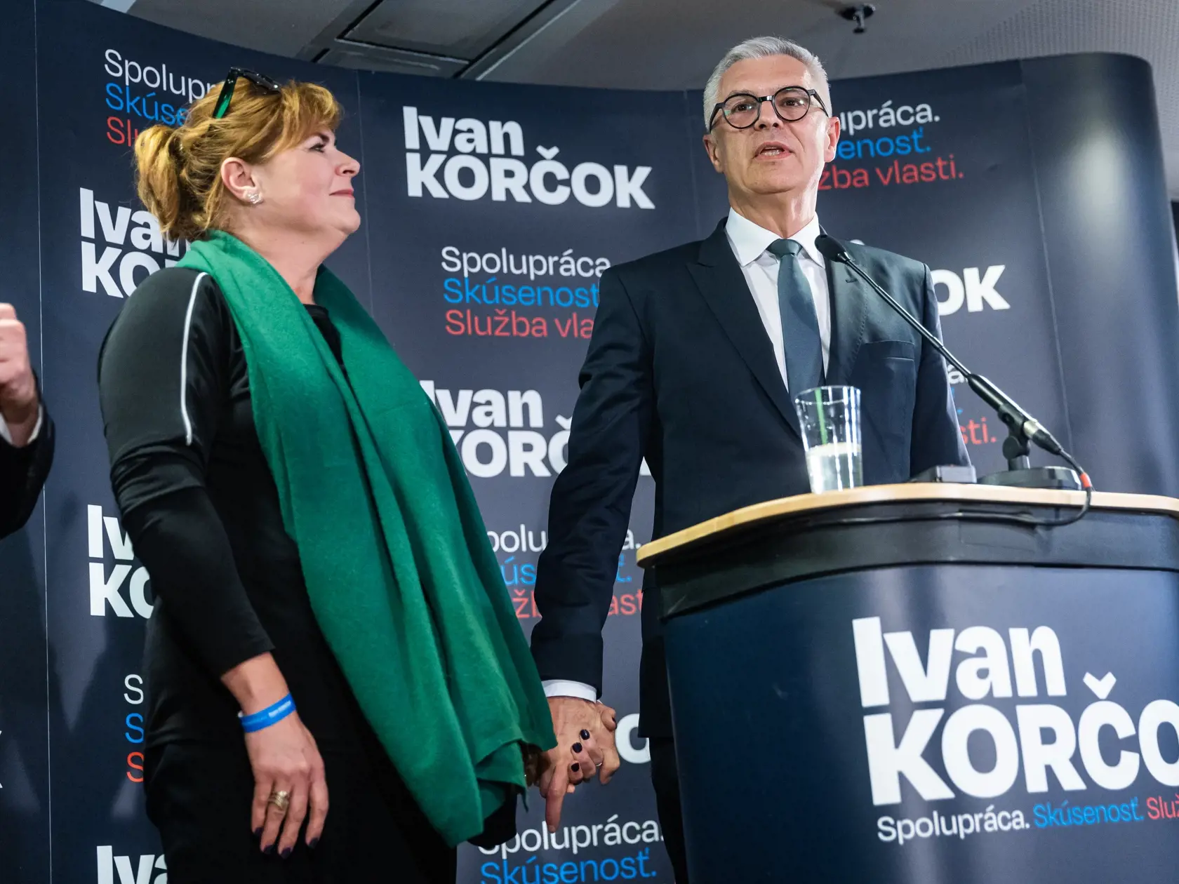 Volebná noc v centrále prezidentského kandidáta Ivana Korčoka v Bratislave. Na snímke Ivan Korčok s manželkou Soňou.