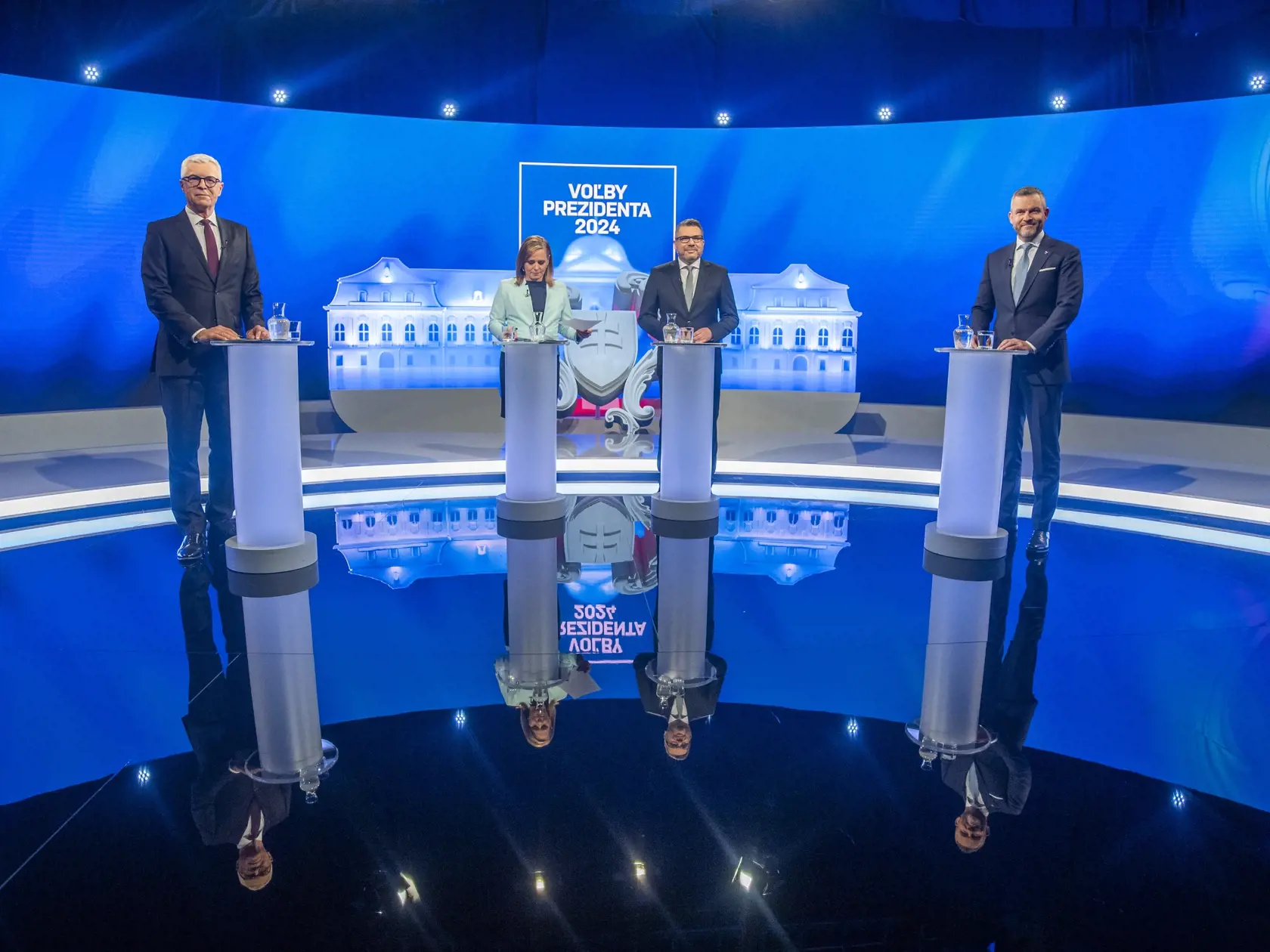 Na snímke prezidentskí kandidáti, vľavo Ivan Korčok a vpravo Peter Pellegrini pred začiatkom poslednej diskusie pred 2. kolom volieb v budove RTVS v stredu 3. apríla 2024 v Bratislave. FOTO TASR - Martin Baumann