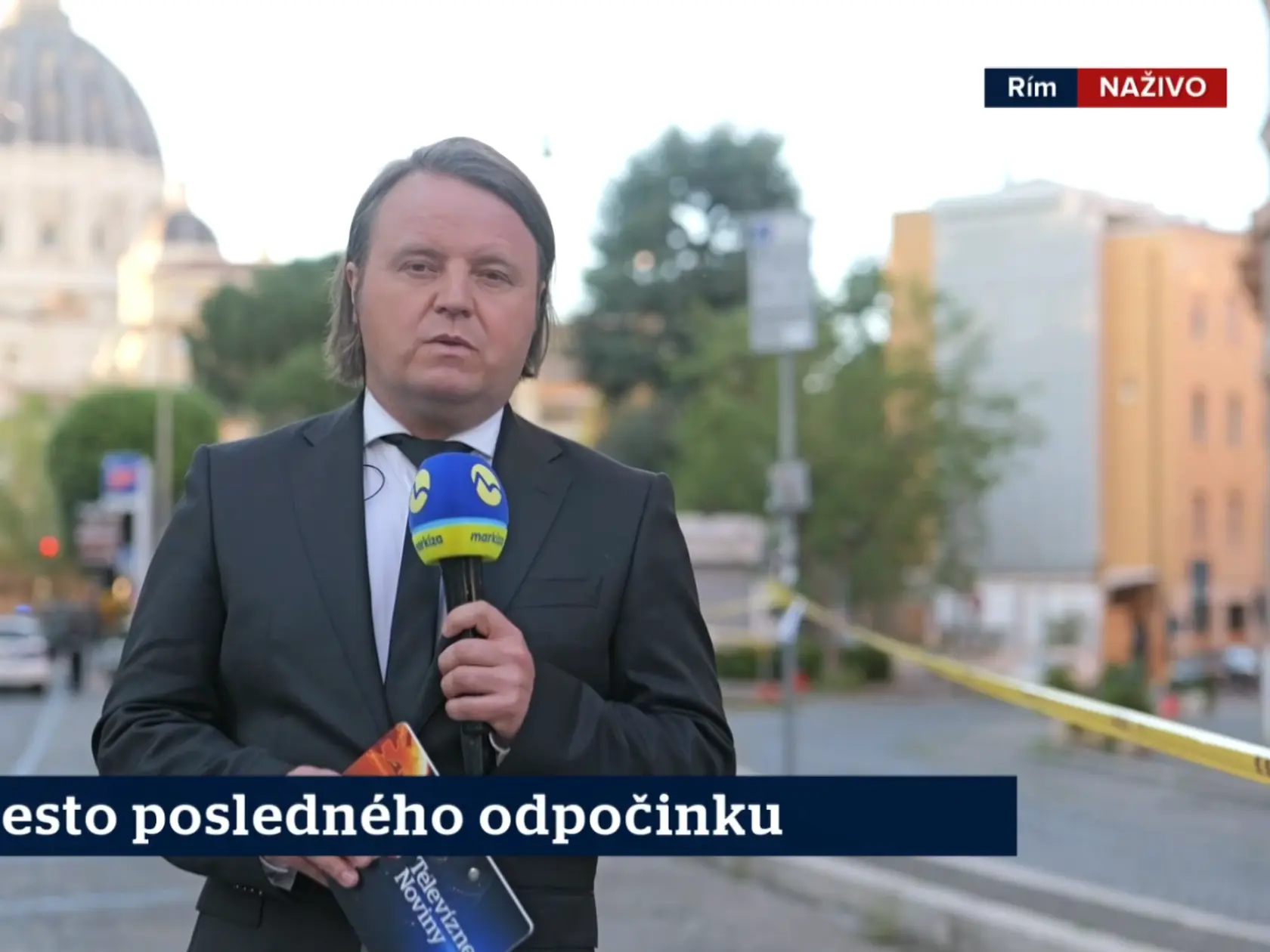 Kým redaktor Ján Tribula sa neustále tváril vážne, ako sa pri udalosti tohto typu patrí, divákom prekážalo, že Marianna Ďurianová mala často úsmev od ucha k uchu.
