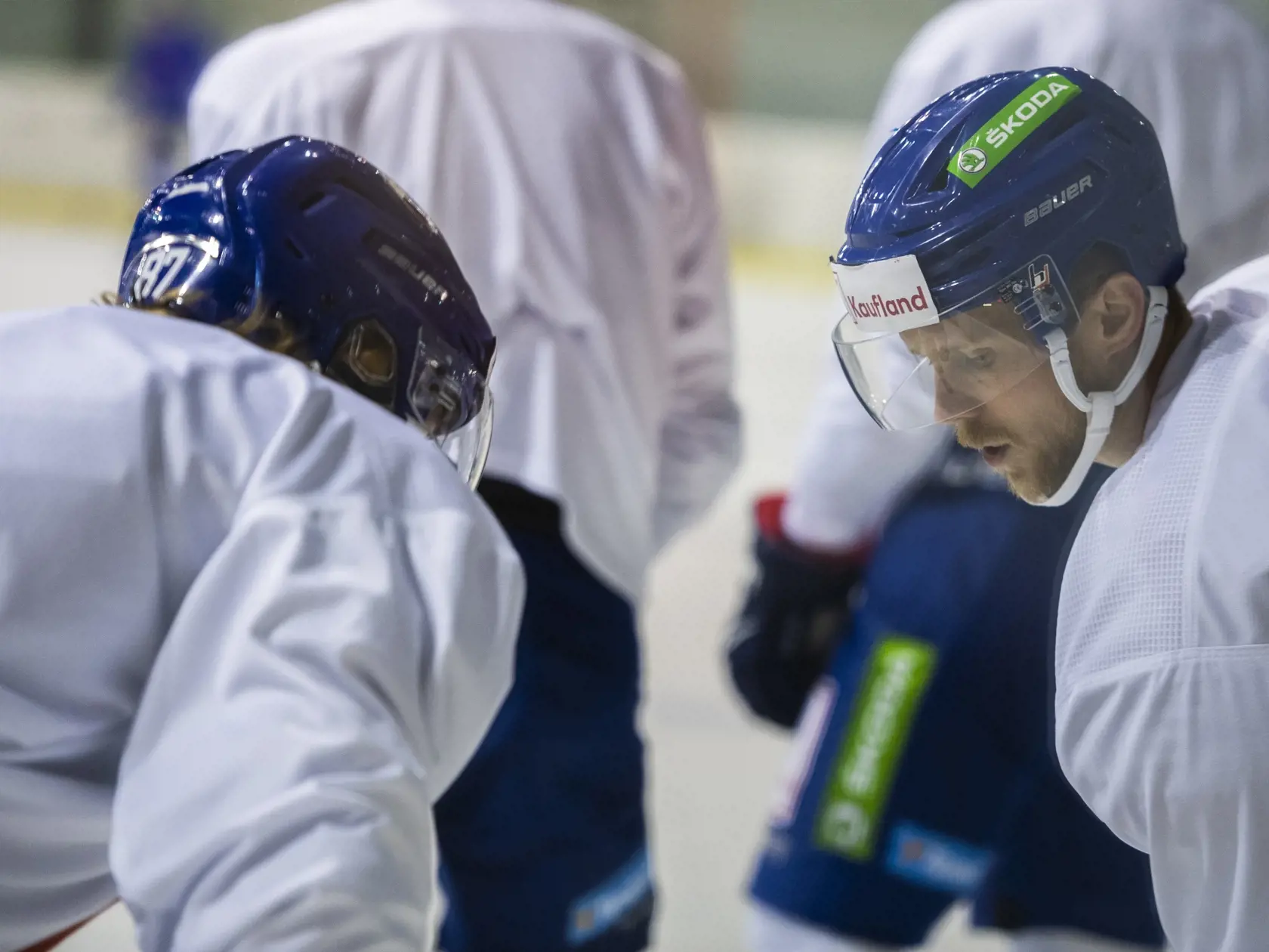 Na snímke hokejisti Pavol Regenda (vľavo) a Michal Krištof počas tréningu slovenskej reprezentácie pred MS vo Fínsku v Bratislave 10. mája 2022. V poradí 85. majstrovstvá sveta v ľadovom hokeji sa uskutočnia vo Fínsku od 13. do 29. mája 2022. FOTO TASR - Jaroslav Novák